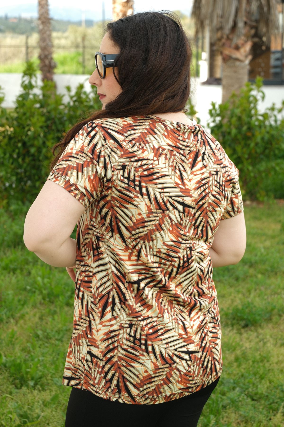 RENKTE BÜYÜK BEDEN YAKA BAĞCIKLI BONCUKLU DESENLİ BLUZ