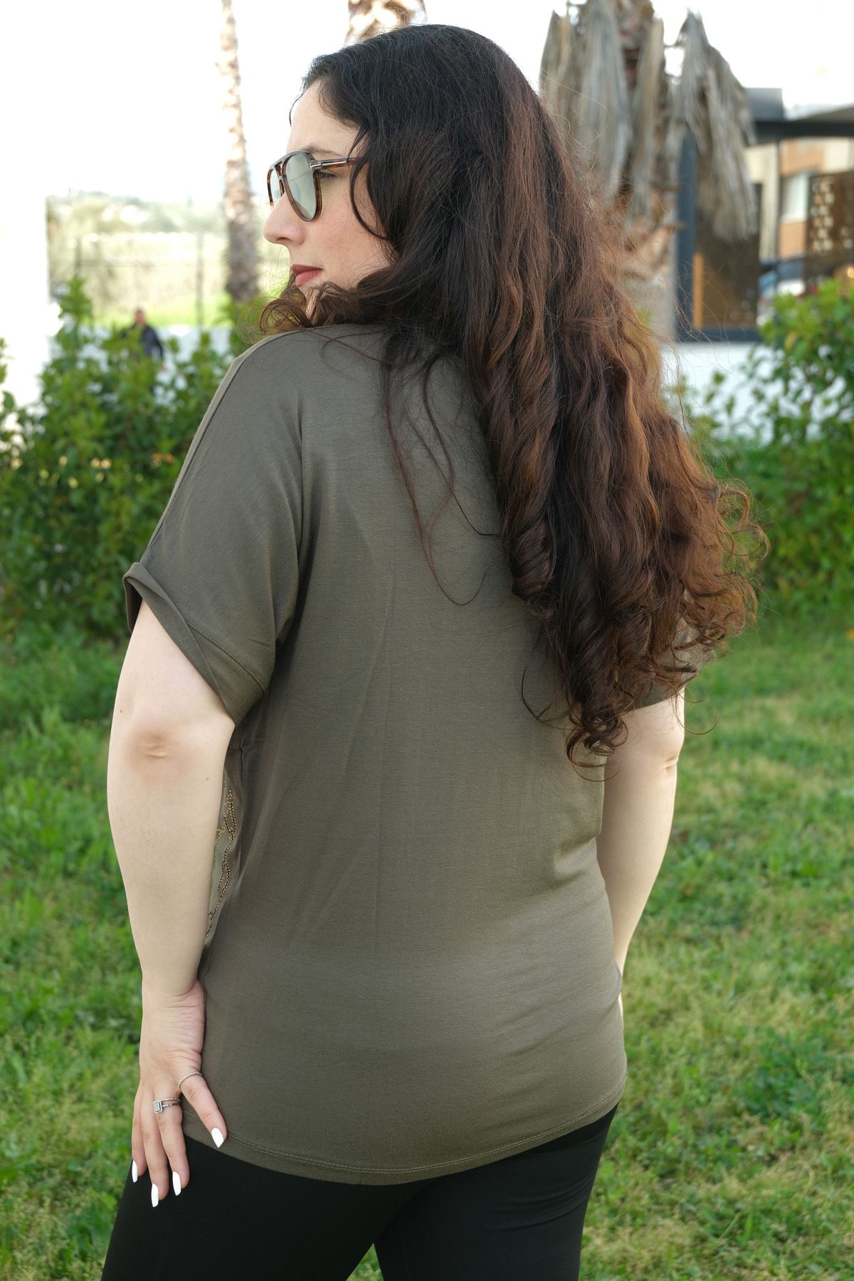 RENKTE BÜYÜK BEDEN ZİNCİR TAŞ İŞLEMELİ HAKİ BLUZ