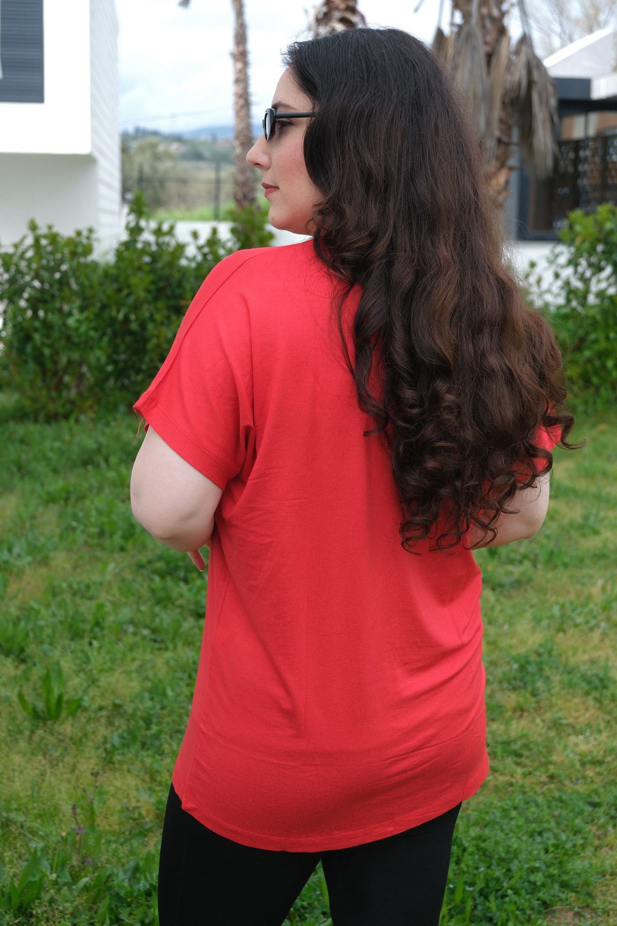 RENKTE BÜYÜK BEDEN İKİ YILDIZLI TAŞLI KIRMIZI BLUZ