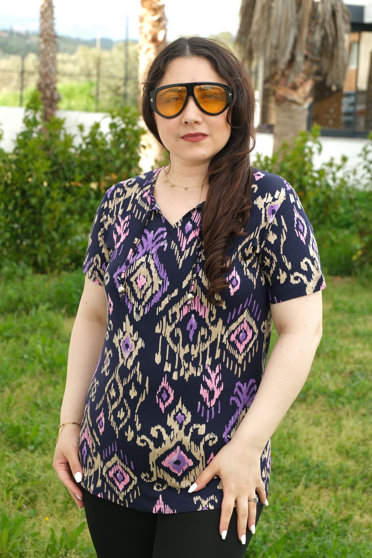 RENKTE BÜYÜK BEDEN YAKA BAĞCIKLI BONCUKLU DESENLİ BLUZ