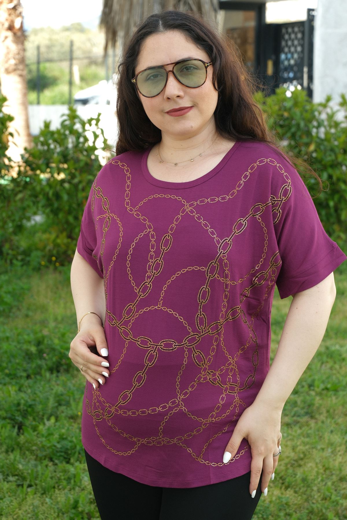 RENKTE BÜYÜK BEDEN ZİNCİR TAŞ İŞLEMELİ MOR BLUZ