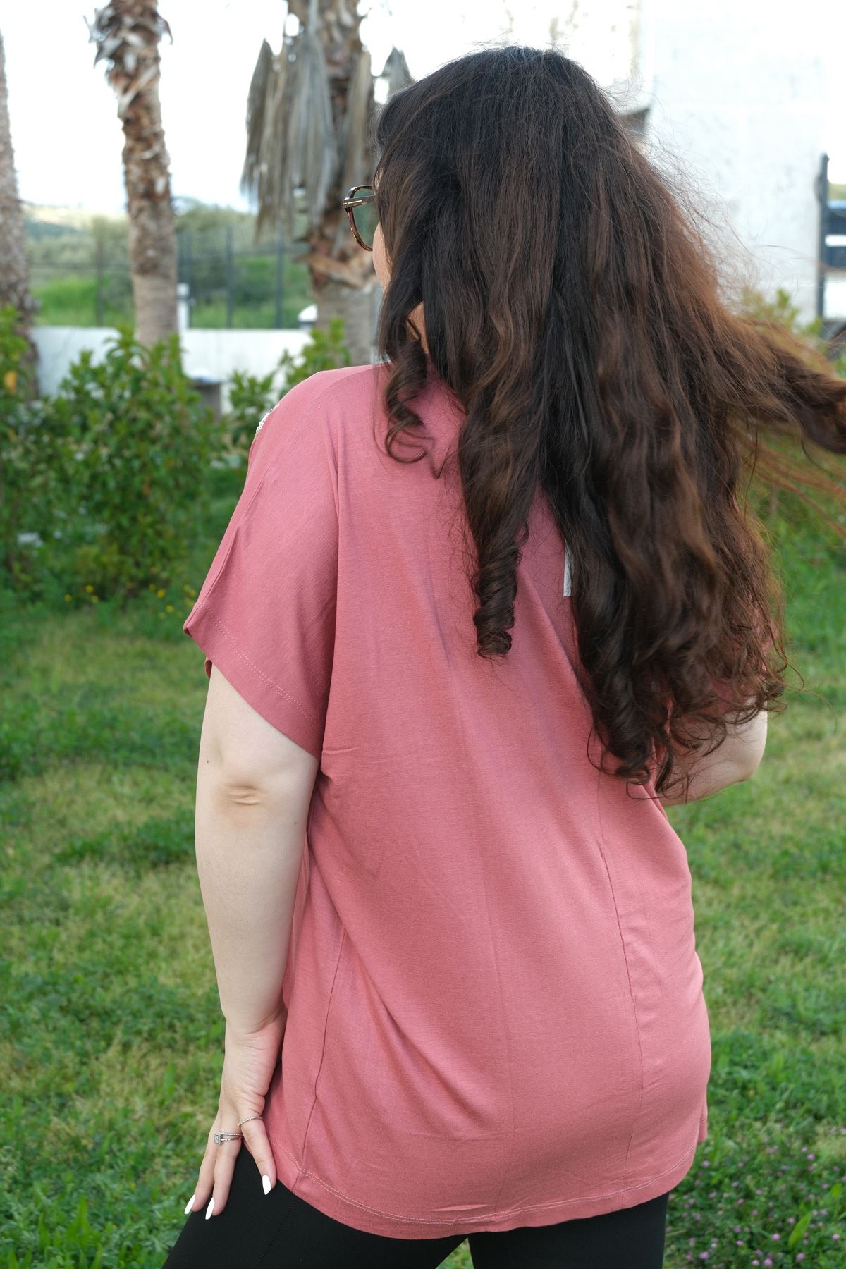 RENKTE BÜYÜK BEDEN TEK OMUZ PUL NAKIŞLI PUDRA BLUZ