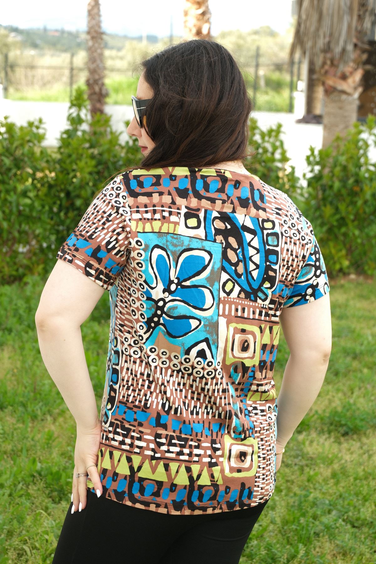 RENKTE BÜYÜK BEDEN YAKA BAĞCIKLI BONCUKLU DESENLİ BLUZ