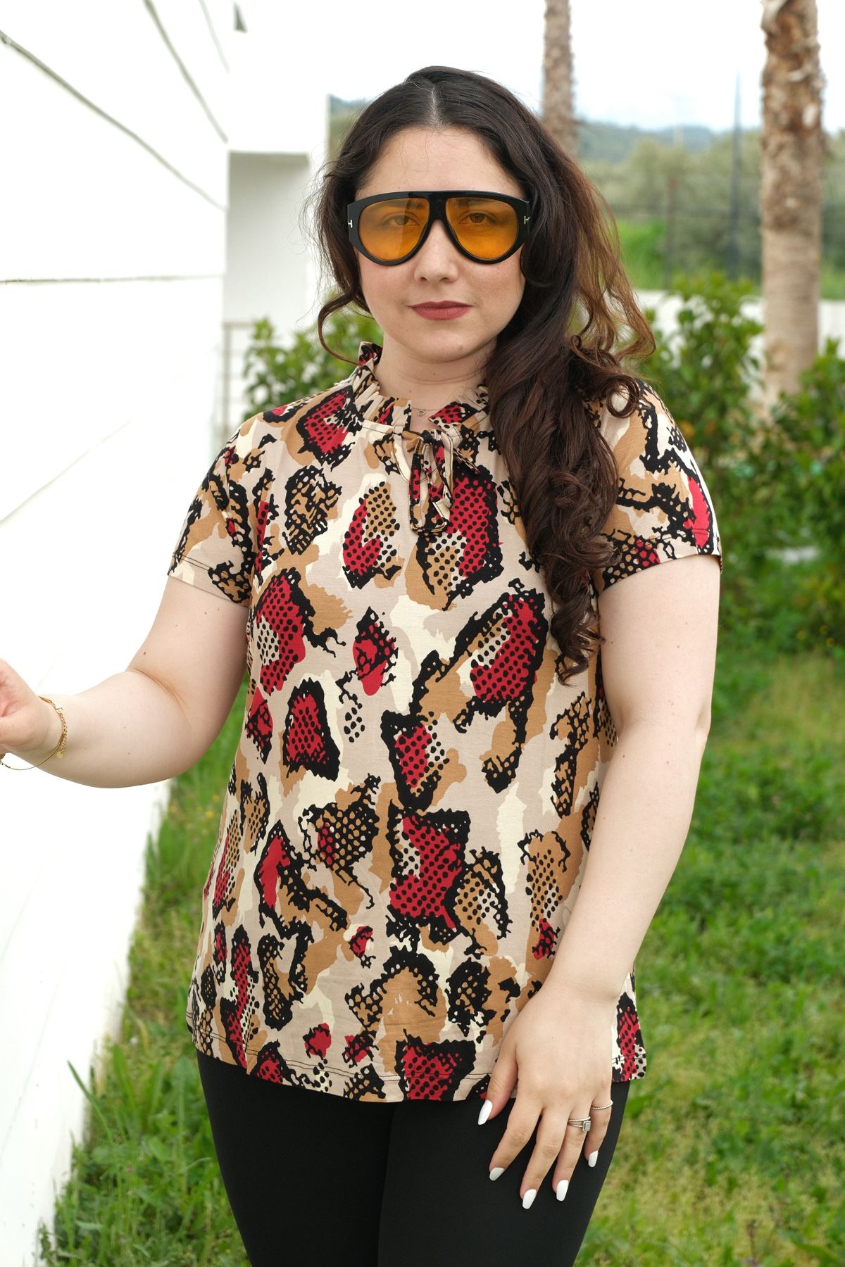 RENKTE BÜYÜK BEDEN YAKA FIRFIRLI DESENLİ BLUZ