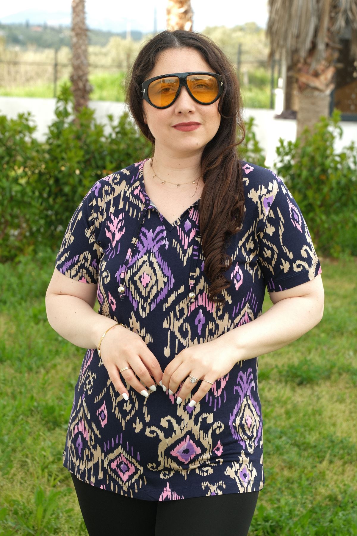 RENKTE BÜYÜK BEDEN YAKA BAĞCIKLI BONCUKLU DESENLİ BLUZ