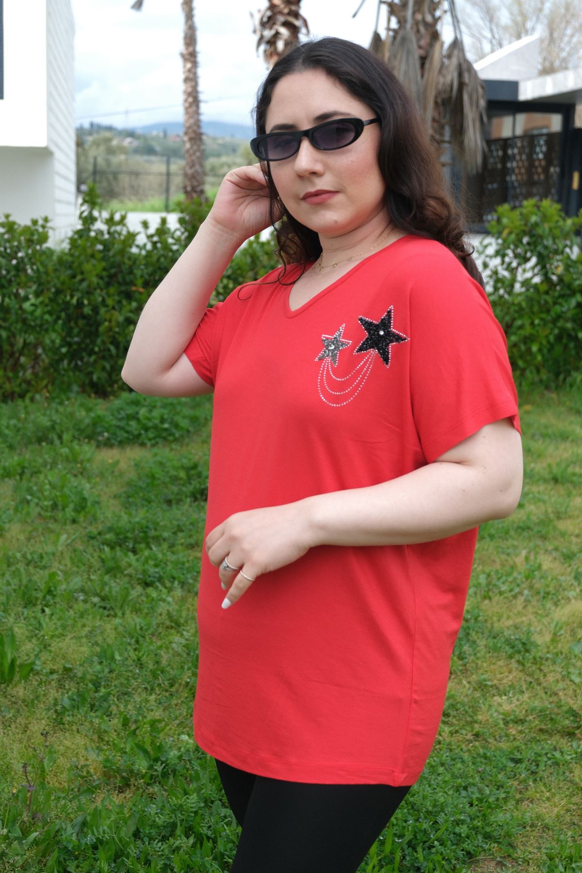 RENKTE BÜYÜK BEDEN İKİ YILDIZLI TAŞLI KIRMIZI BLUZ