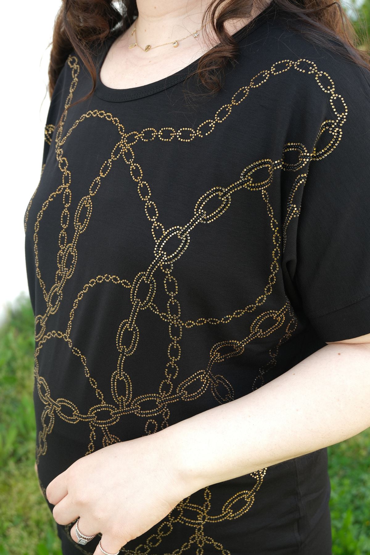 RENKTE BÜYÜK BEDEN ZİNCİR TAŞ İŞLEMELİ SİYAH BLUZ