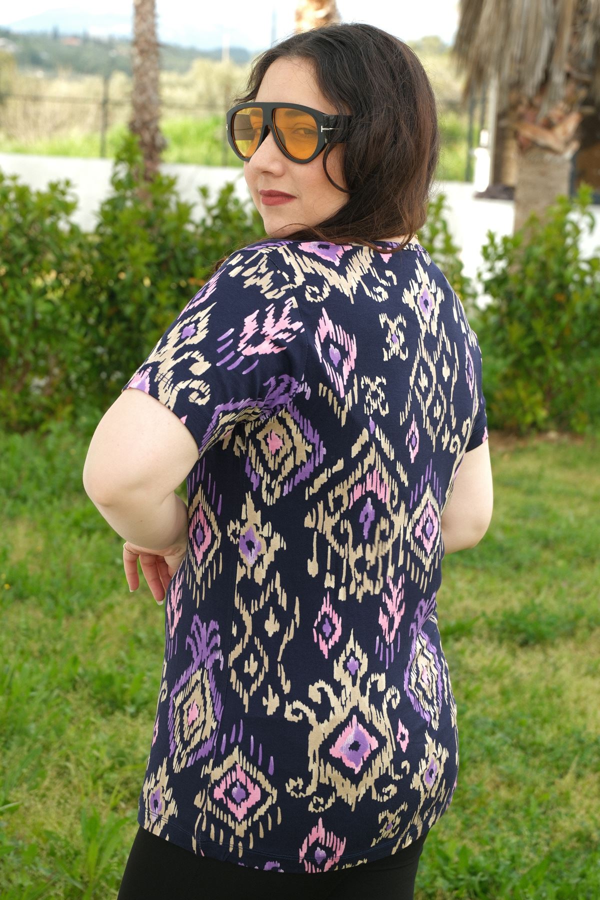 RENKTE BÜYÜK BEDEN YAKA BAĞCIKLI BONCUKLU DESENLİ BLUZ