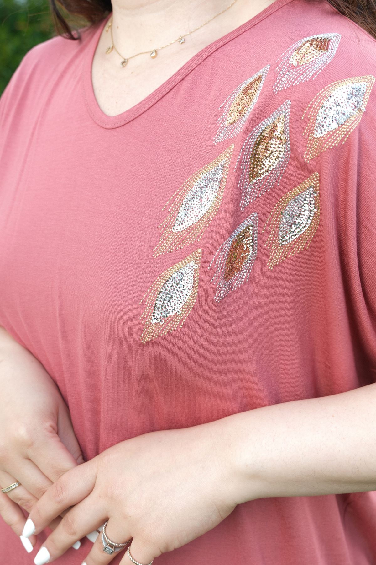 RENKTE BÜYÜK BEDEN TEK OMUZ PUL NAKIŞLI PUDRA BLUZ