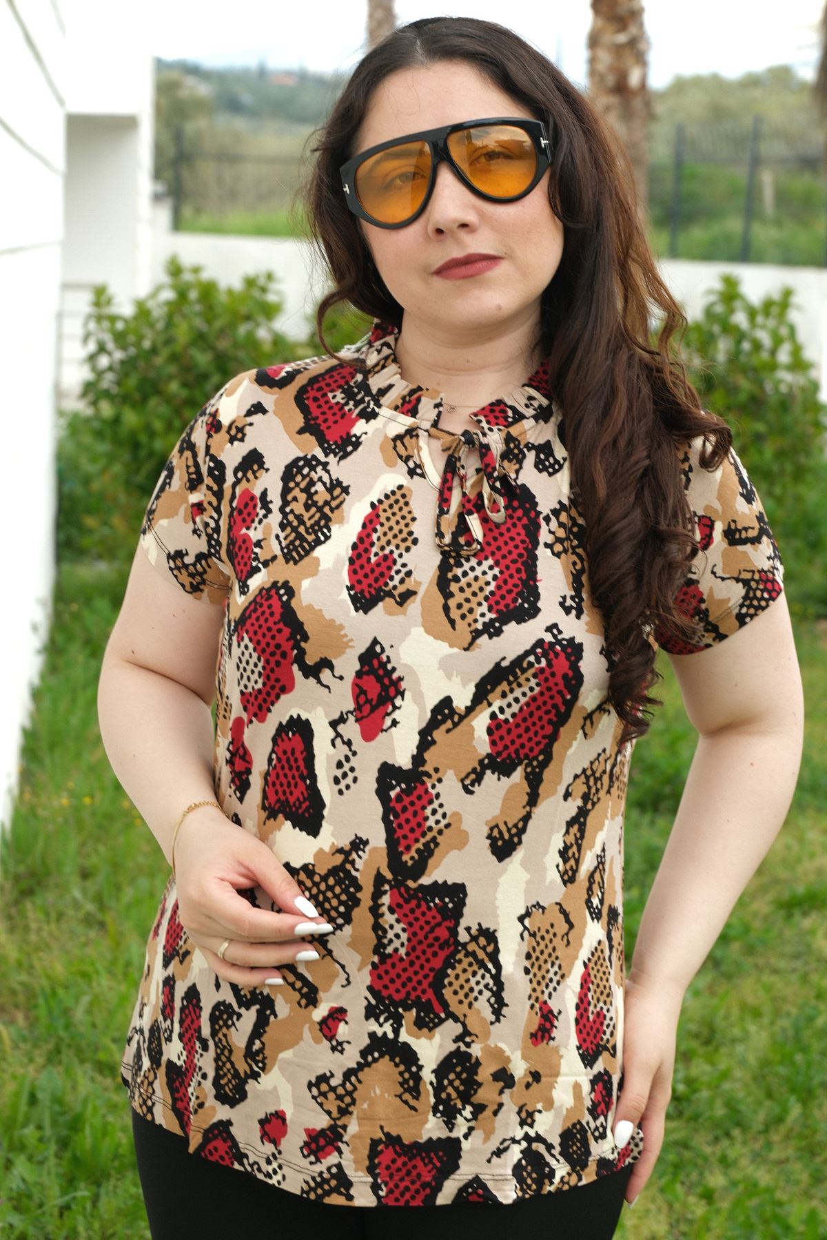 RENKTE BÜYÜK BEDEN YAKA FIRFIRLI DESENLİ BLUZ