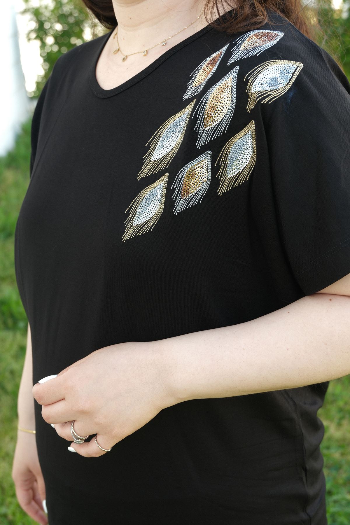 RENKTE BÜYÜK BEDEN TEK OMUZ PUL NAKIŞLI SİYAH BLUZ