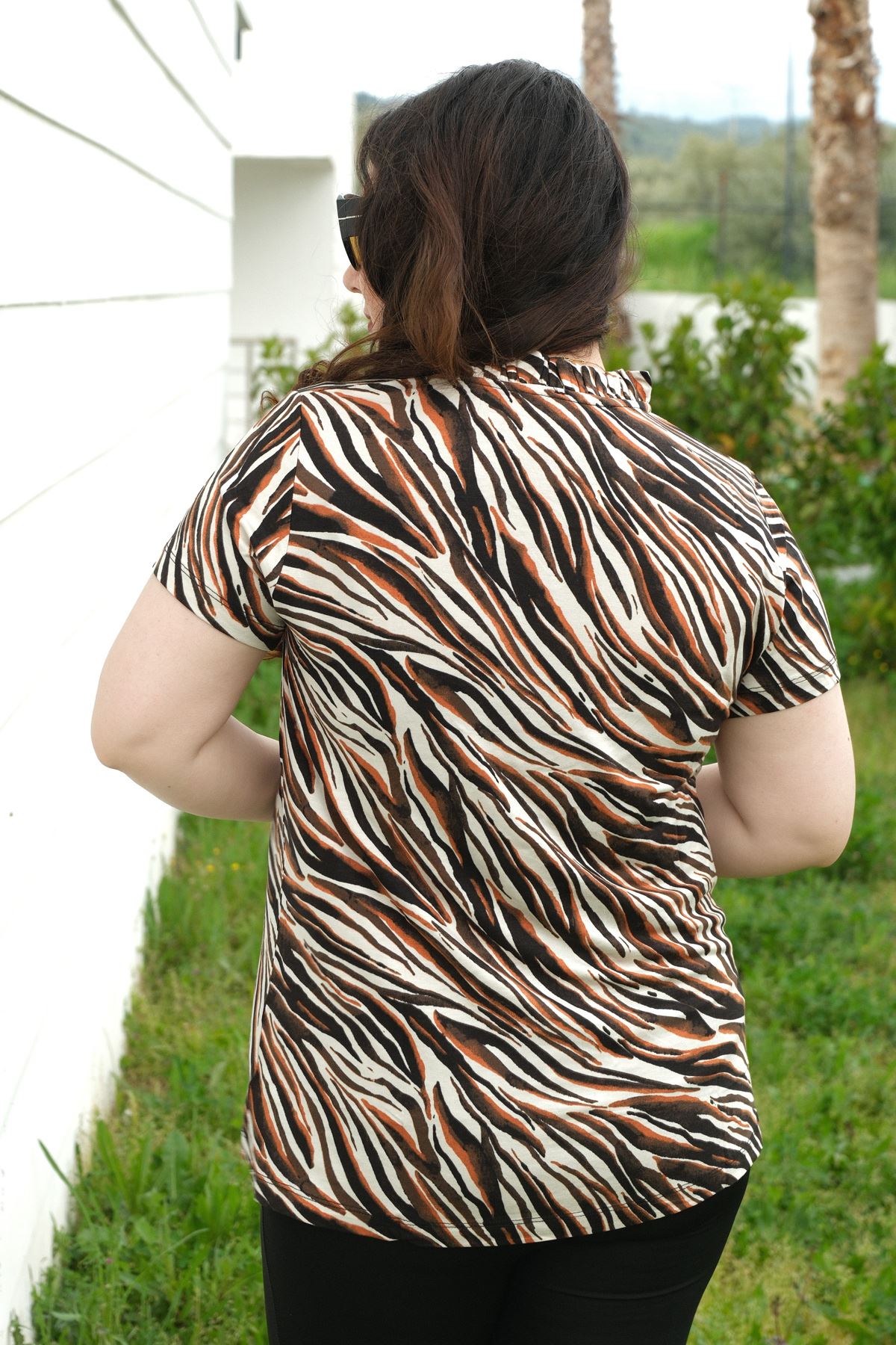 RENKTE BÜYÜK BEDEN YAKA FIRFIRLI DESENLİ BLUZ