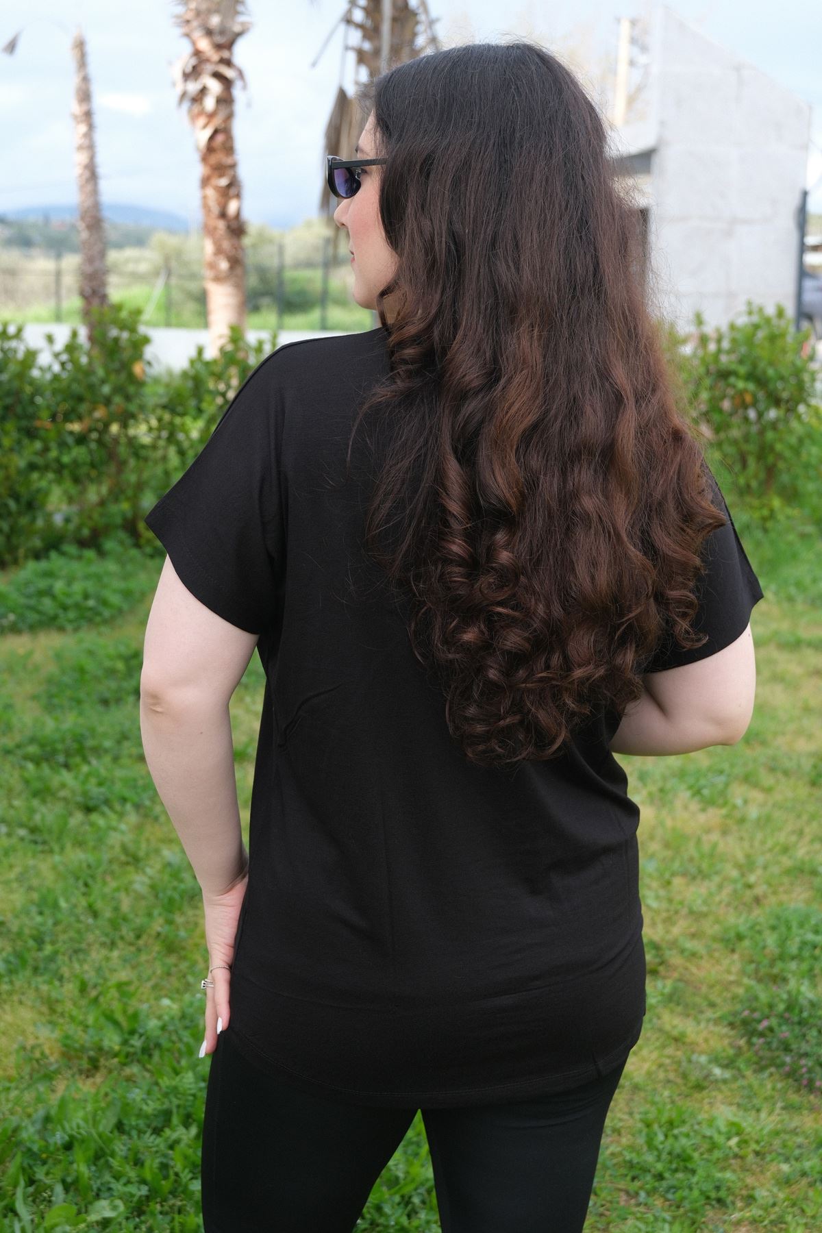 RENKTE BÜYÜK BEDEN İKİ YILDIZLI TAŞLI SİYAH BLUZ