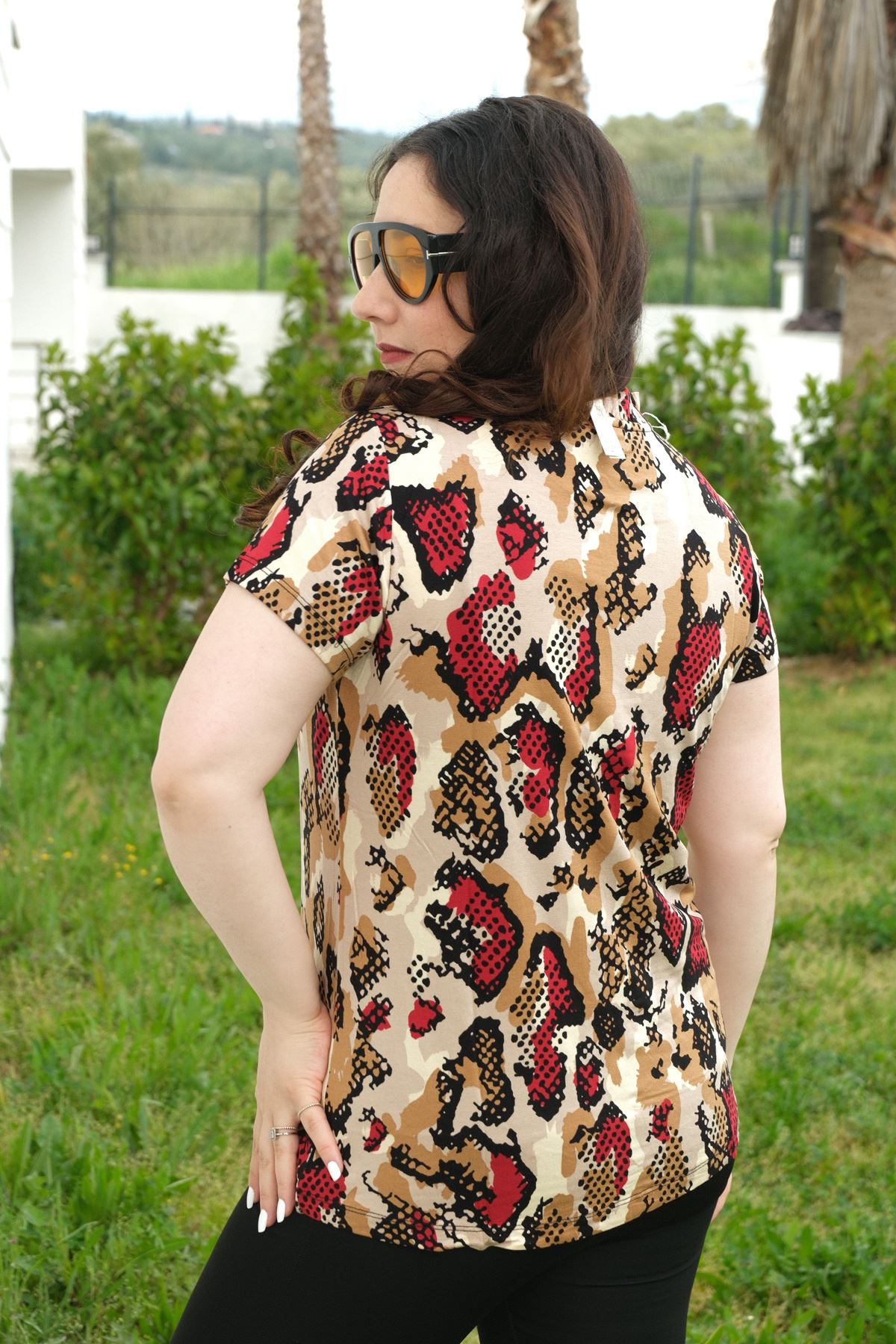 RENKTE BÜYÜK BEDEN YAKA FIRFIRLI DESENLİ BLUZ