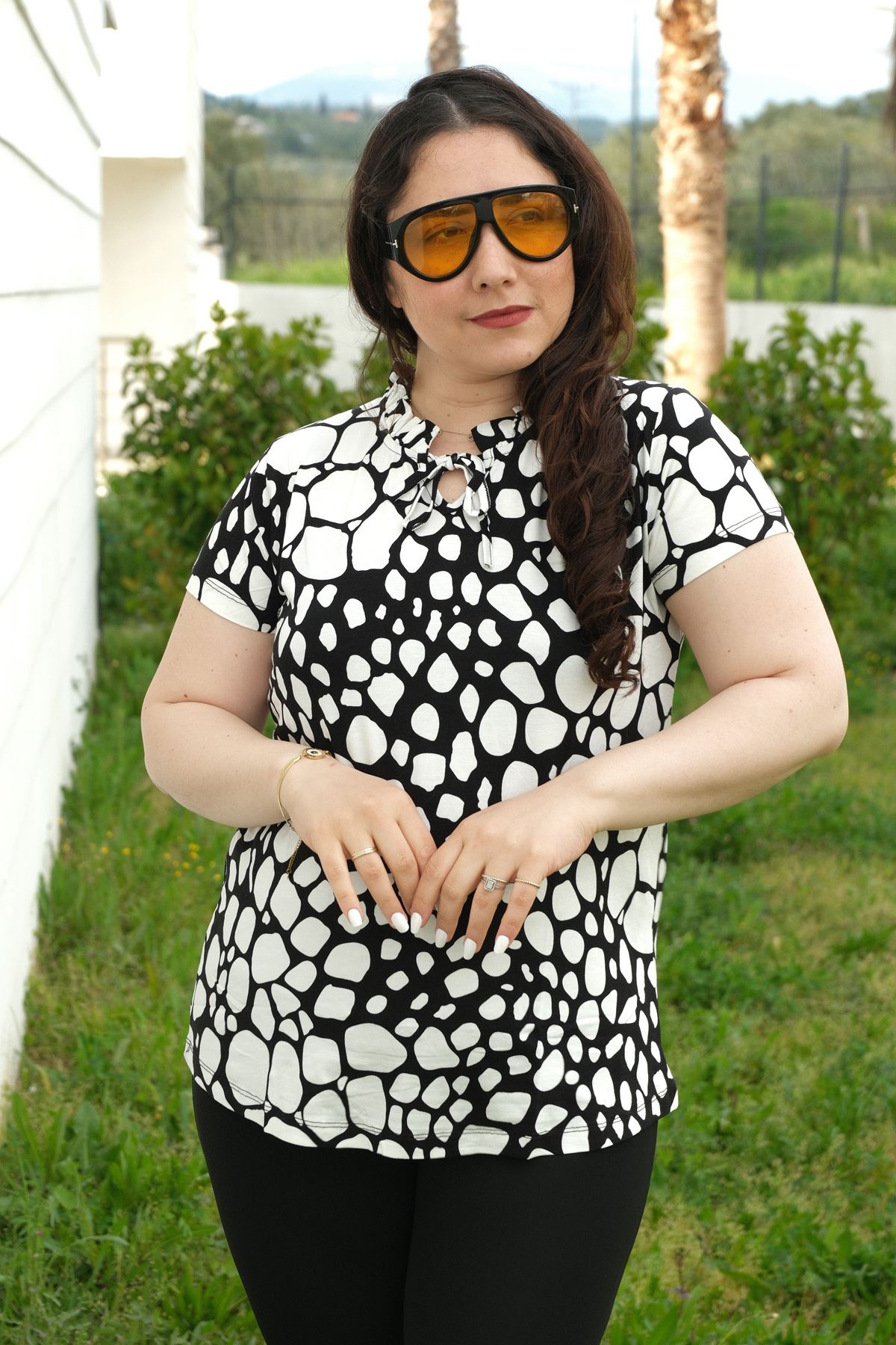 RENKTE BÜYÜK BEDEN YAKA FIRFIRLI DESENLİ BLUZ