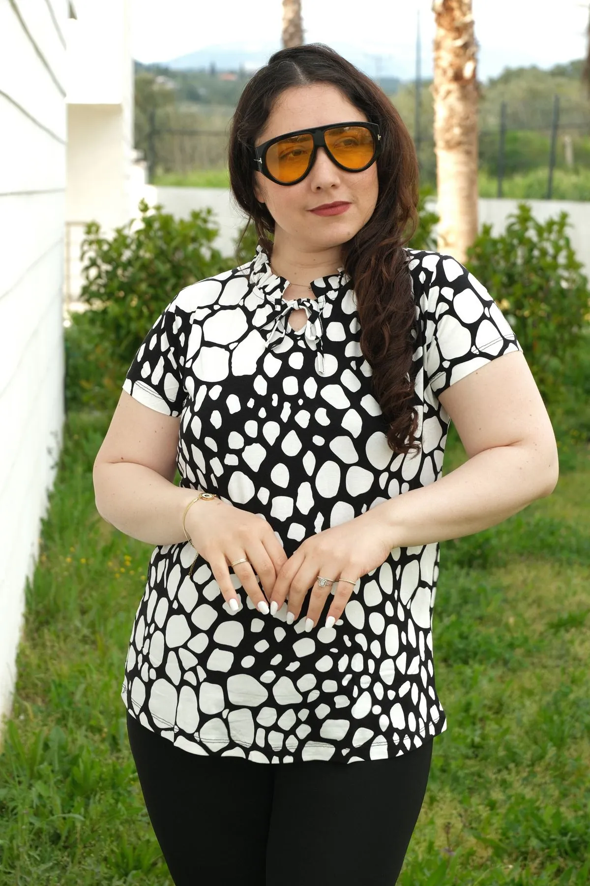RENKTE BÜYÜK BEDEN YAKA FIRFIRLI DESENLİ BLUZ