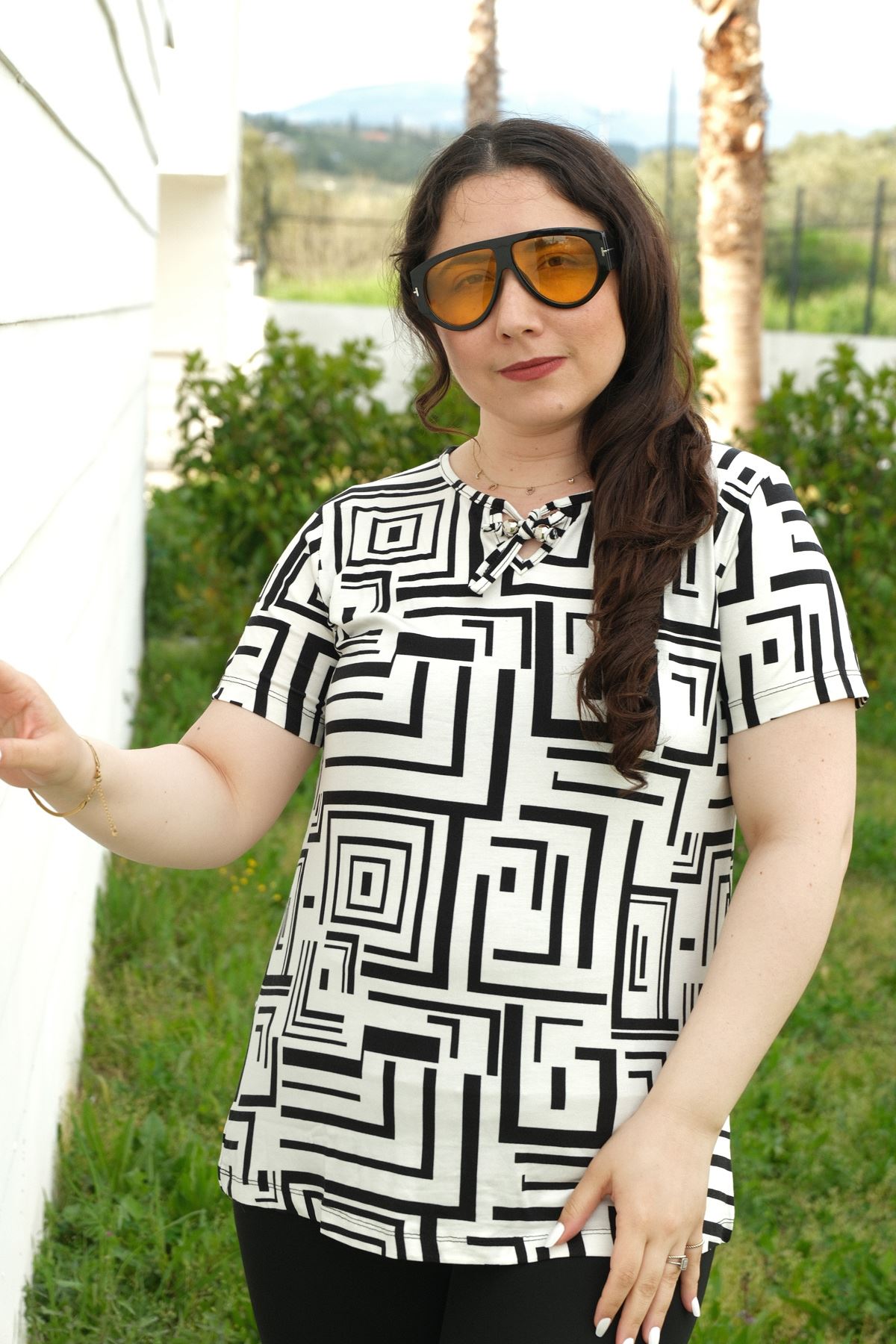 RENKTE BÜYÜK BEDEN YAKA BAĞCIKLI BONCUKLU DESENLİ BLUZ