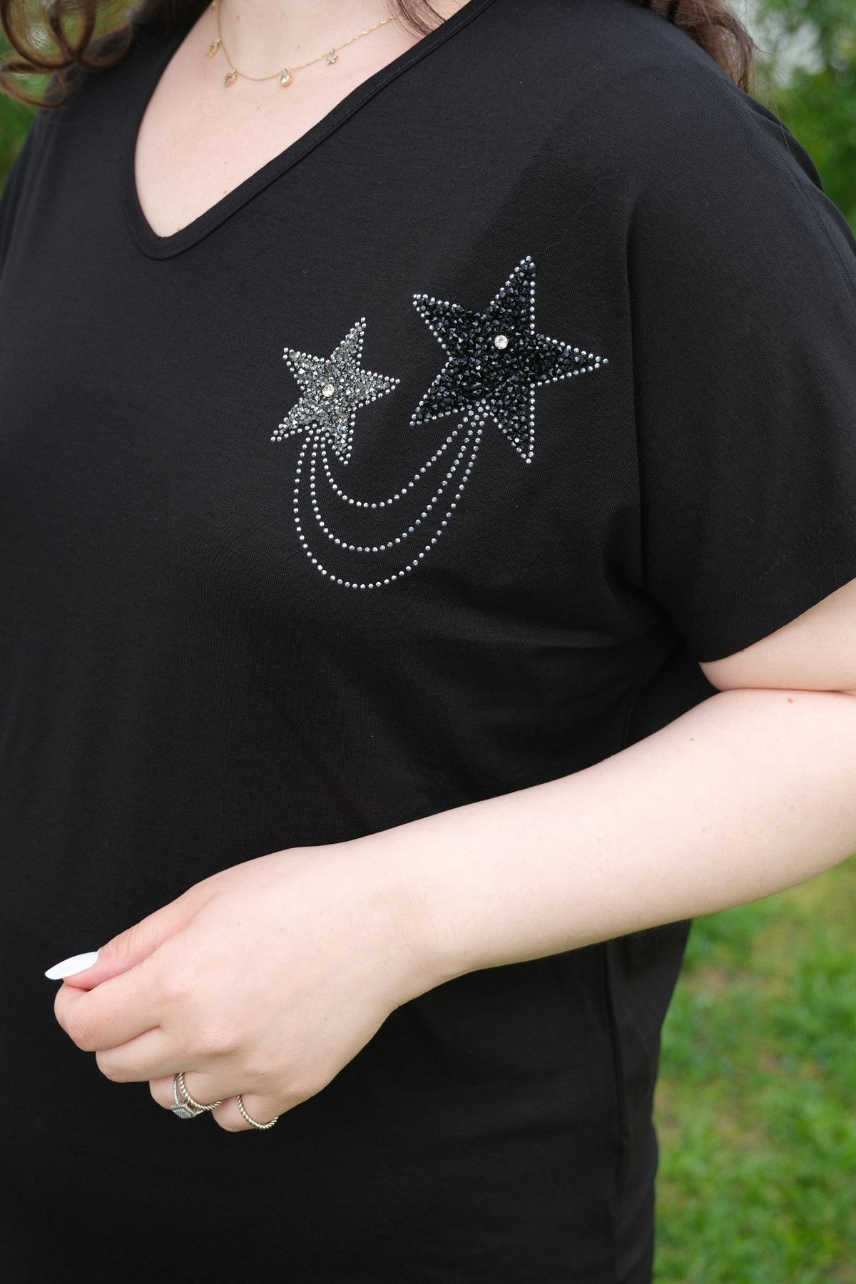 RENKTE BÜYÜK BEDEN İKİ YILDIZLI TAŞLI SİYAH BLUZ