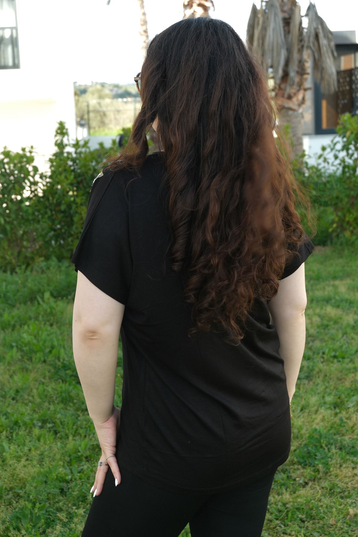 RENKTE BÜYÜK BEDEN TEK OMUZ PUL NAKIŞLI SİYAH BLUZ