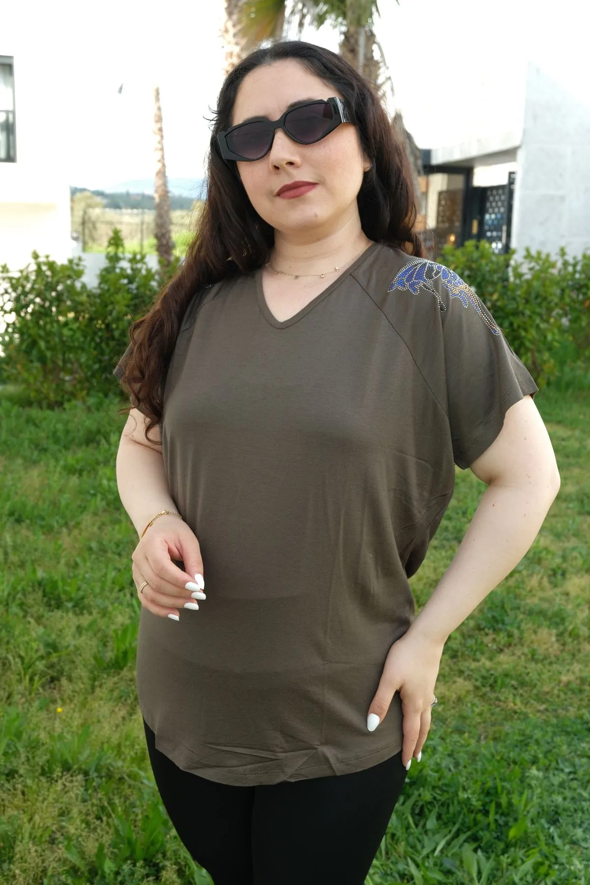 RENKTE BÜYÜK BEDEN OMUZLARI KELEBEK TAŞLI HAKİ BLUZ