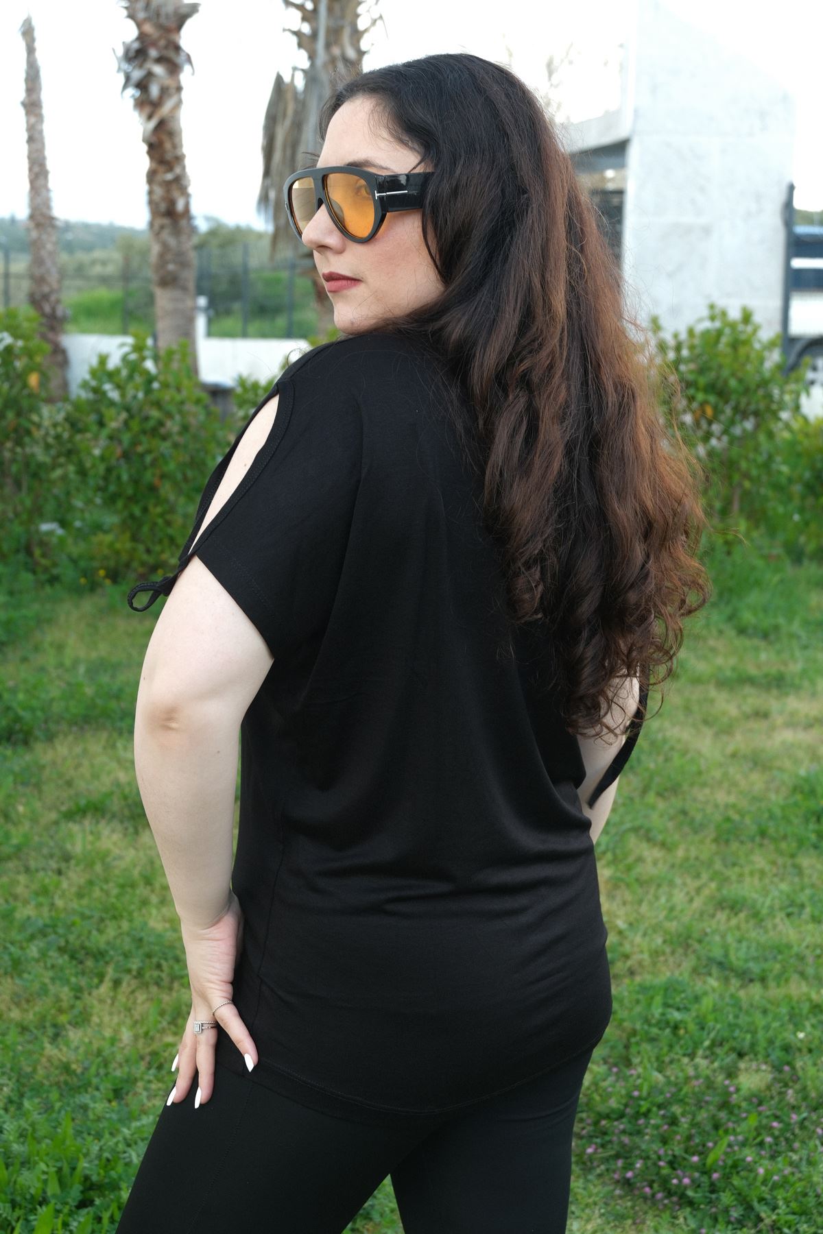 RENKTE BÜYÜK BEDEN ENJOY PULLU NAKIŞLI SİYAH BLUZ