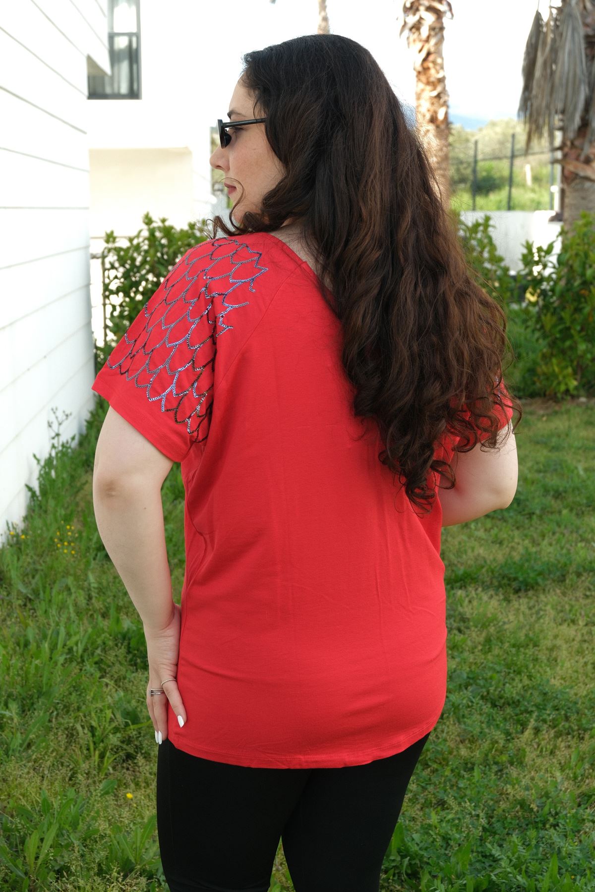 RENKTE BÜYÜK BEDEN KOLLARI PAYET PULLU KIRMIZI BLUZ