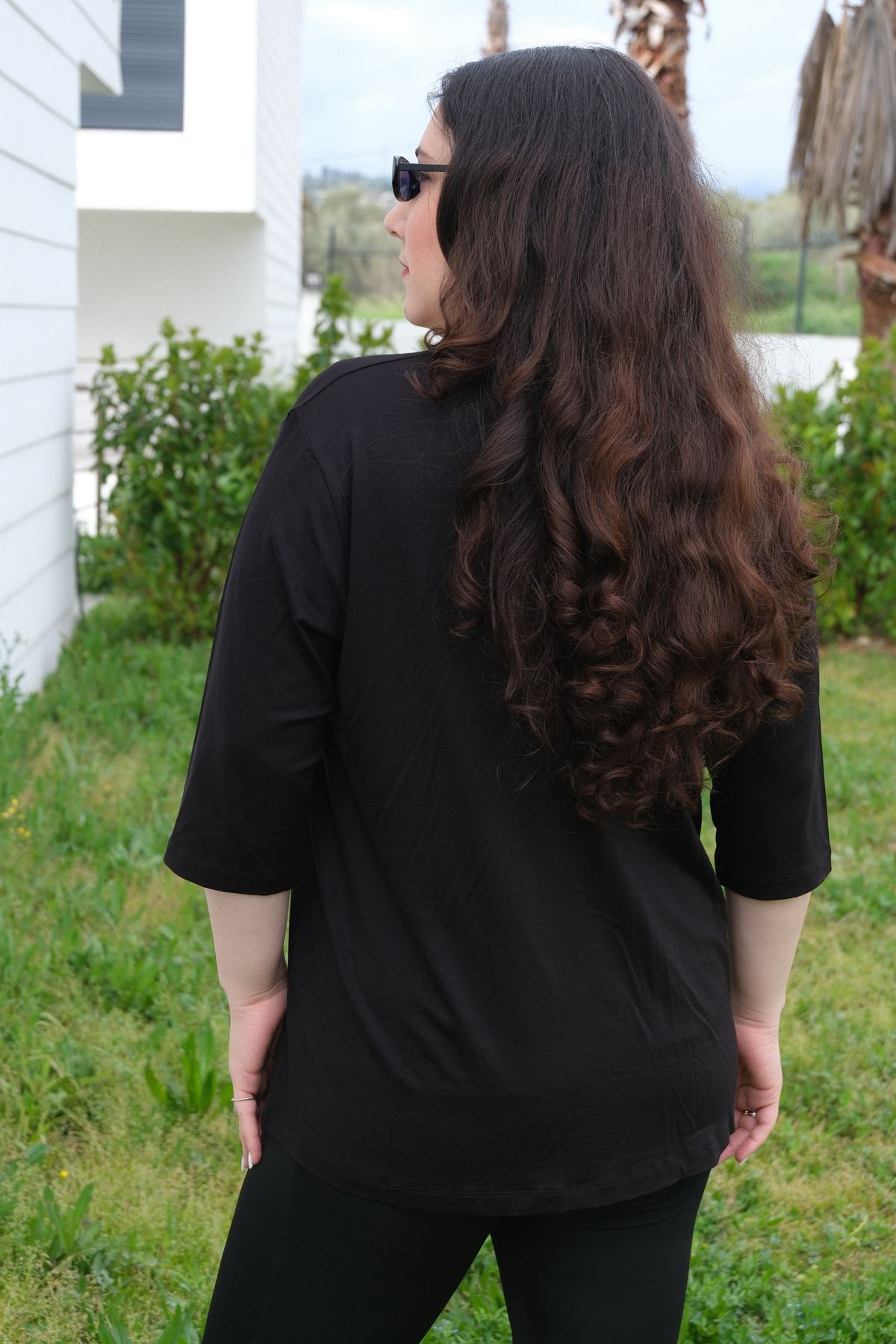 RENKTE BÜYÜK BEDEN KELEBEK YUSUFCUK PULLU NAKIŞLI SİYAH BLUZ