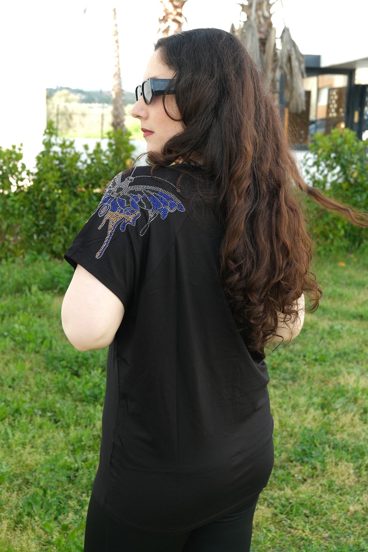 RENKTE BÜYÜK BEDEN OMUZLARI KELEBEK TAŞLI SİYAH BLUZ