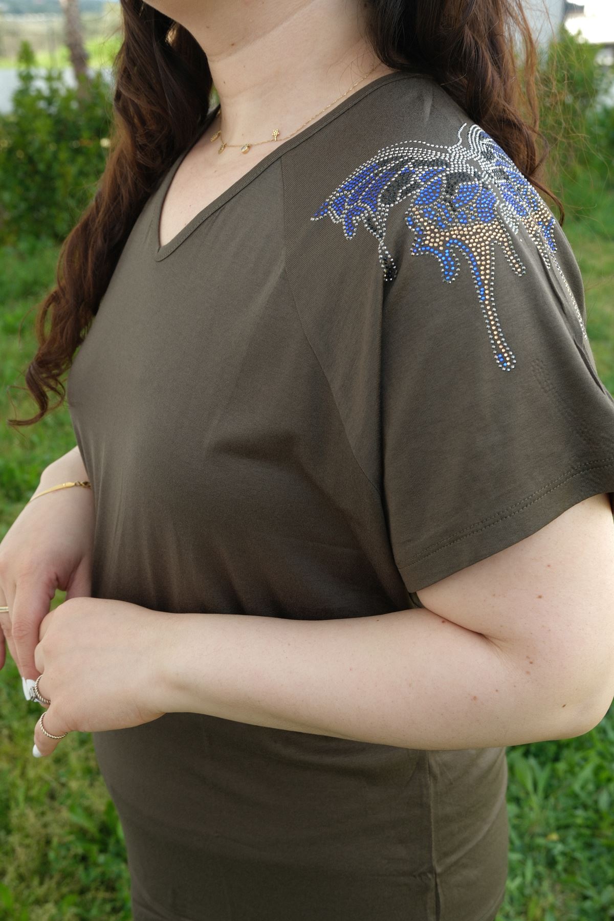 RENKTE BÜYÜK BEDEN OMUZLARI KELEBEK TAŞLI HAKİ BLUZ