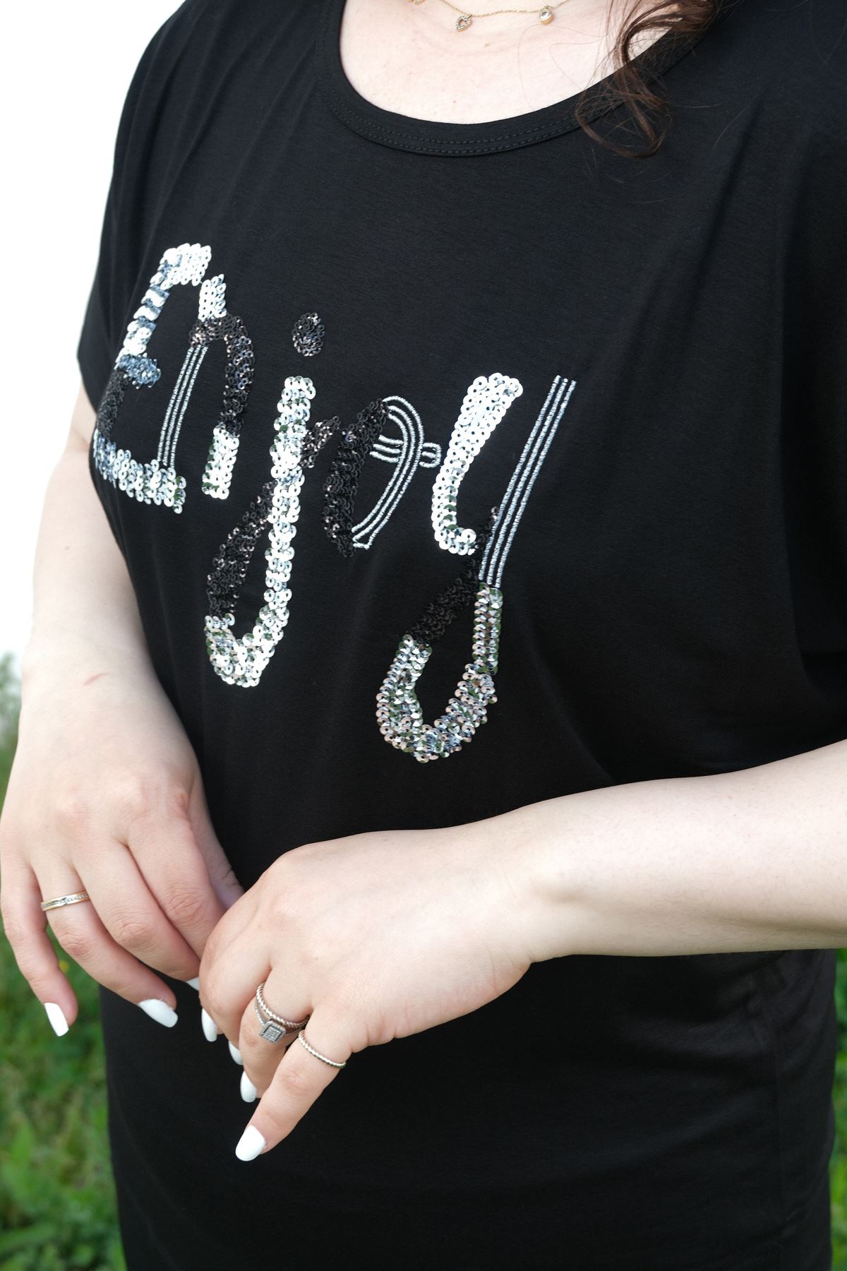 RENKTE BÜYÜK BEDEN ENJOY PULLU NAKIŞLI SİYAH BLUZ