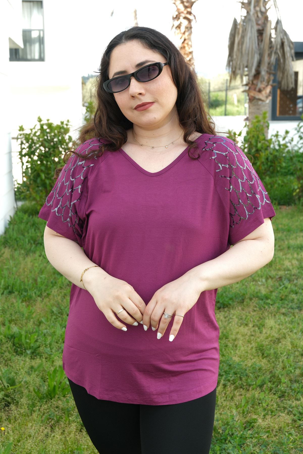 RENKTE BÜYÜK BEDEN KOLLARI PAYET PULLU MOR BLUZ