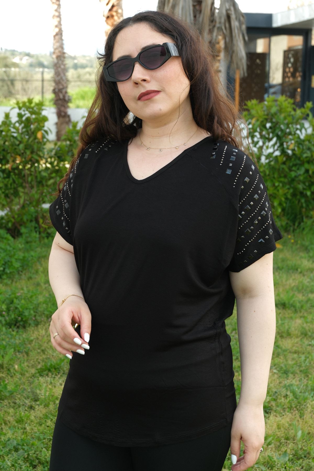 RENKTE BÜYÜK BEDEN OMUZLARI PARÇALI KARE TAŞLI SİYAH BLUZ