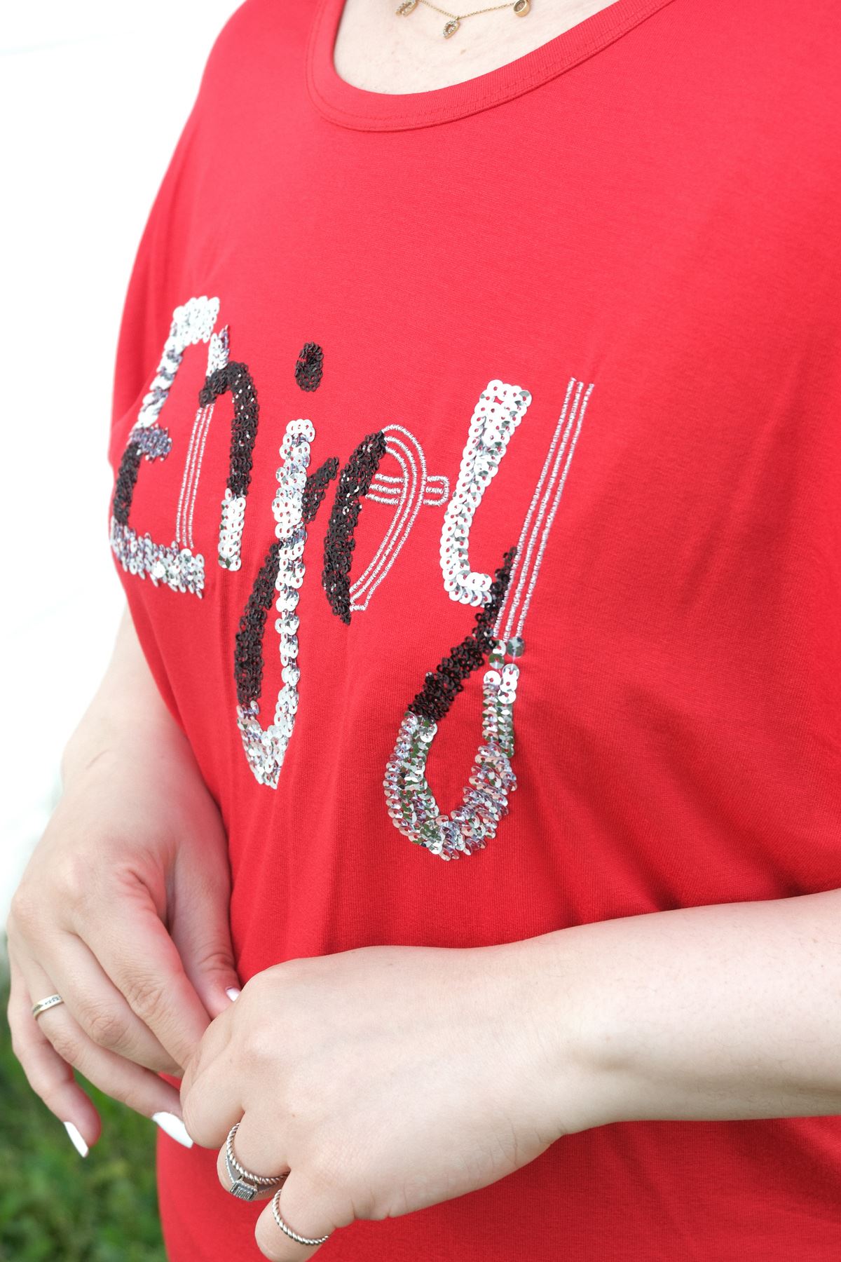 RENKTE BÜYÜK BEDEN ENJOY PULLU NAKIŞLI KIRMIZI BLUZ