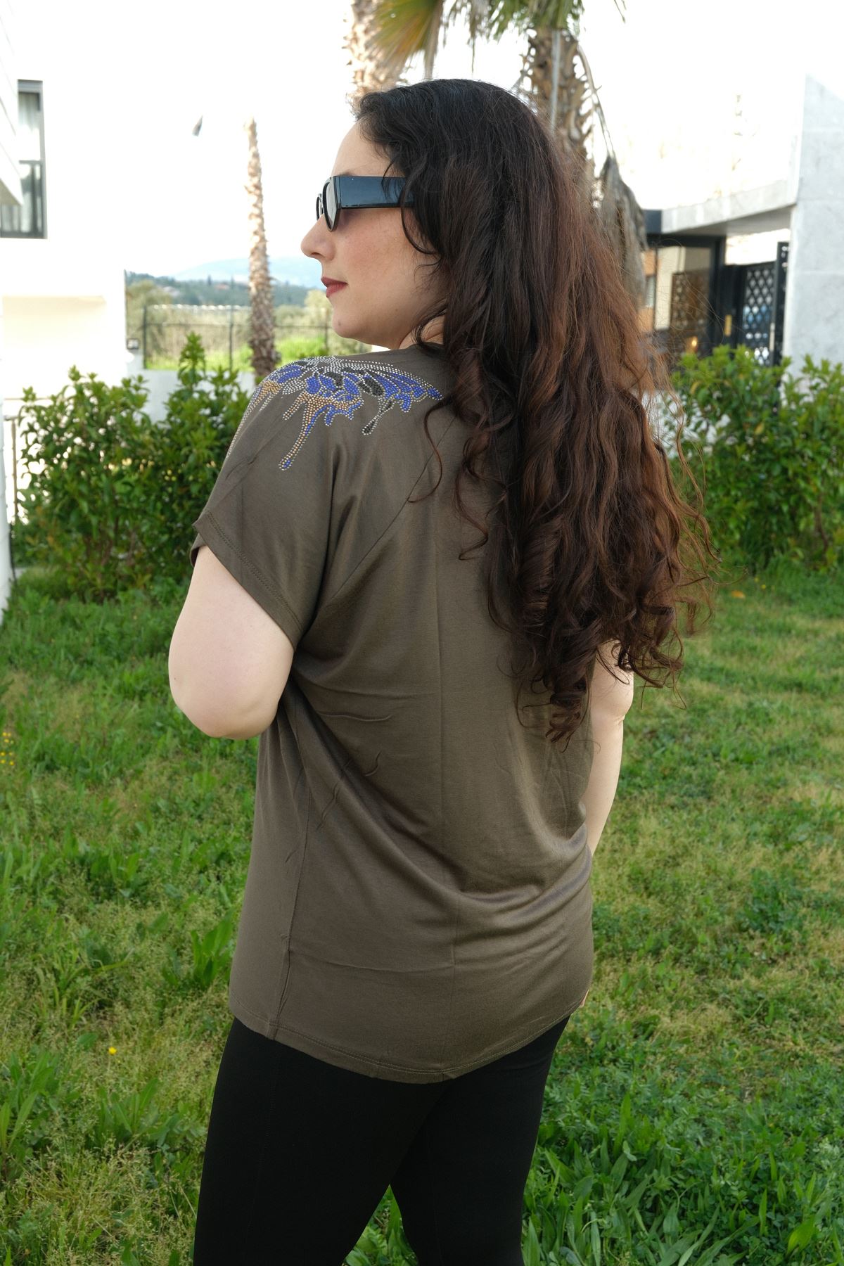 RENKTE BÜYÜK BEDEN OMUZLARI KELEBEK TAŞLI HAKİ BLUZ