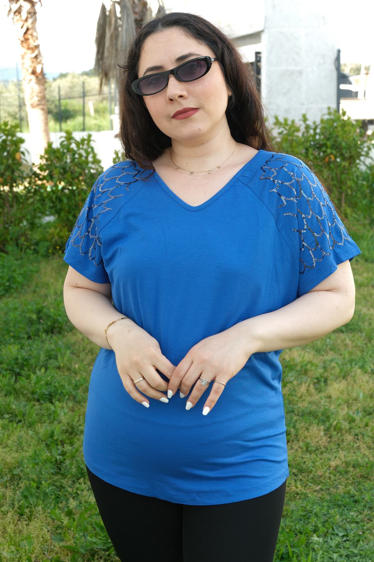 RENKTE BÜYÜK BEDEN KOLLARI PAYET PULLU SAKS BLUZ