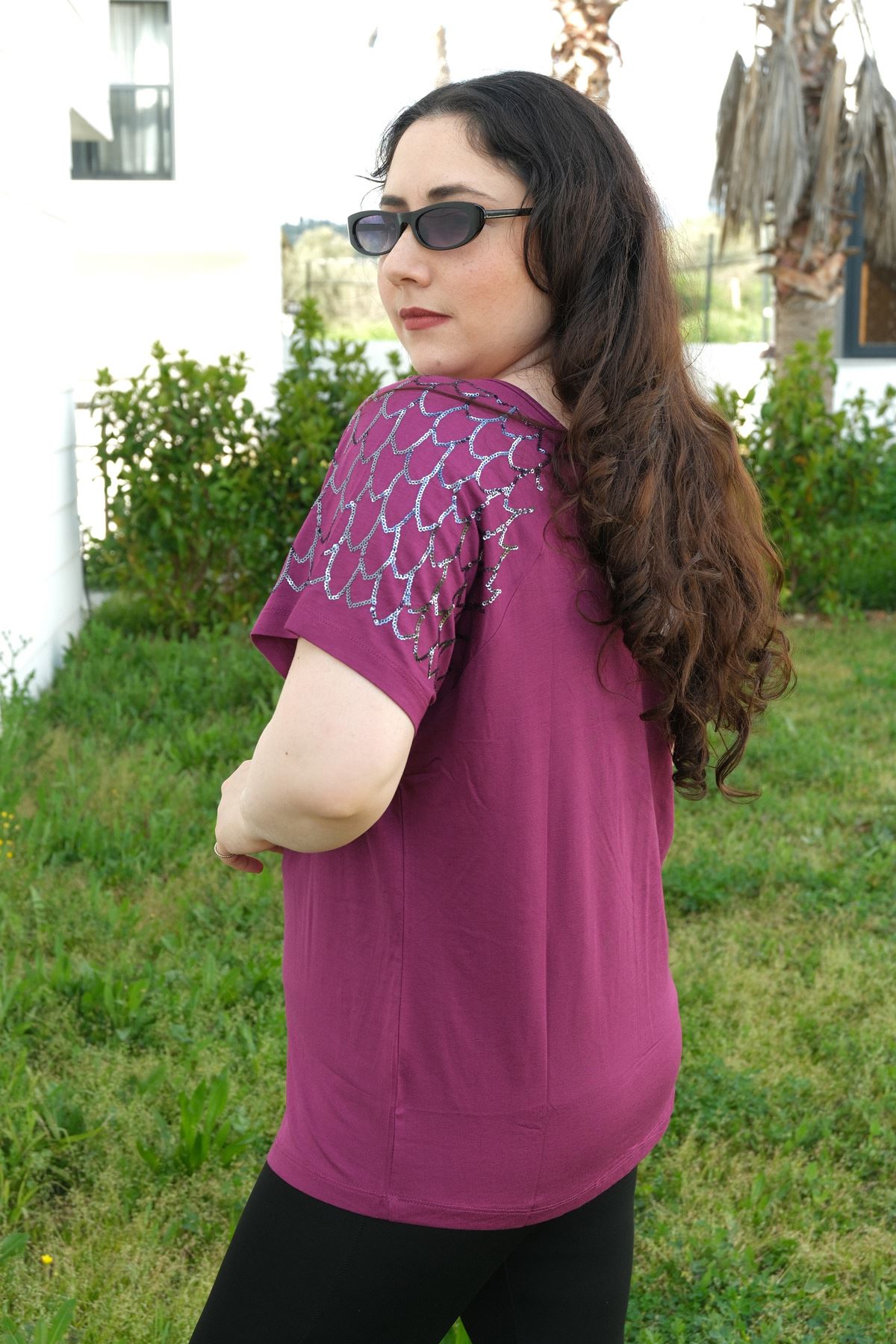 RENKTE BÜYÜK BEDEN KOLLARI PAYET PULLU MOR BLUZ