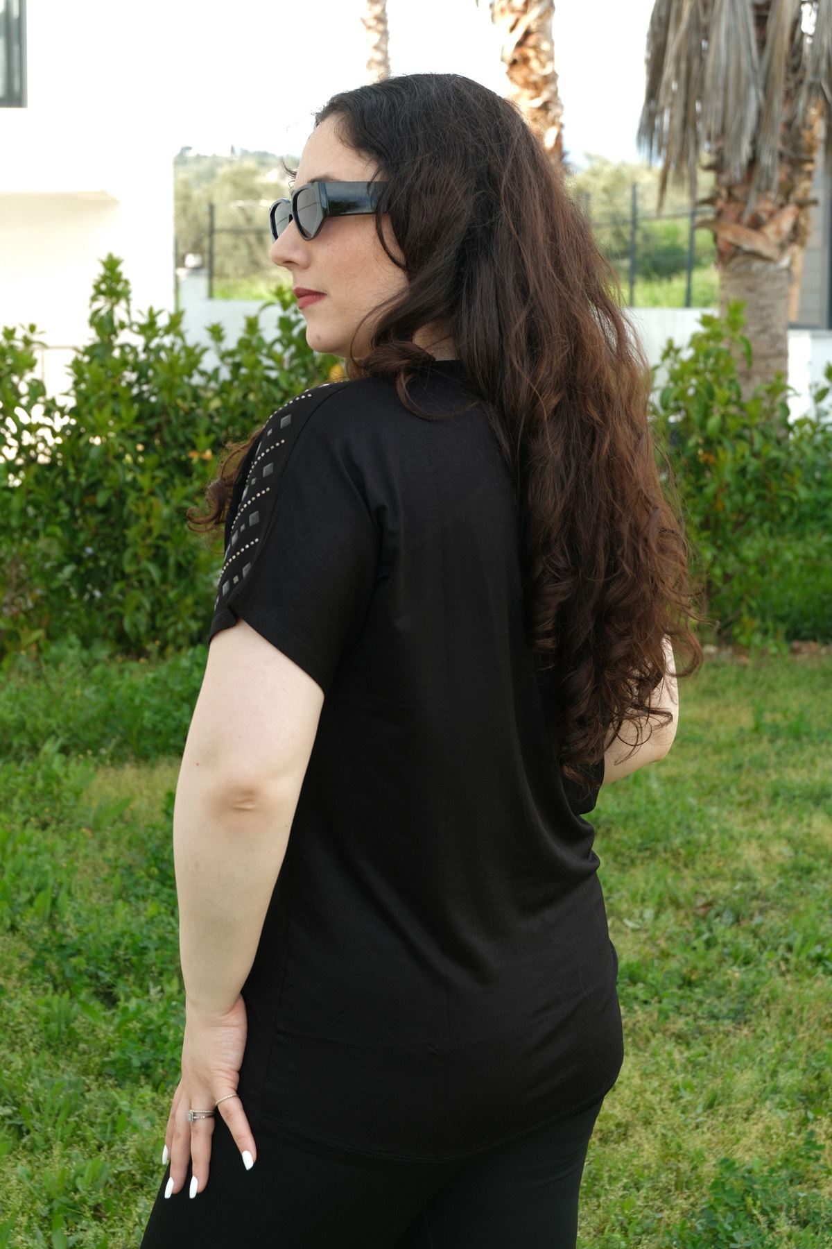 RENKTE BÜYÜK BEDEN OMUZLARI PARÇALI KARE TAŞLI SİYAH BLUZ