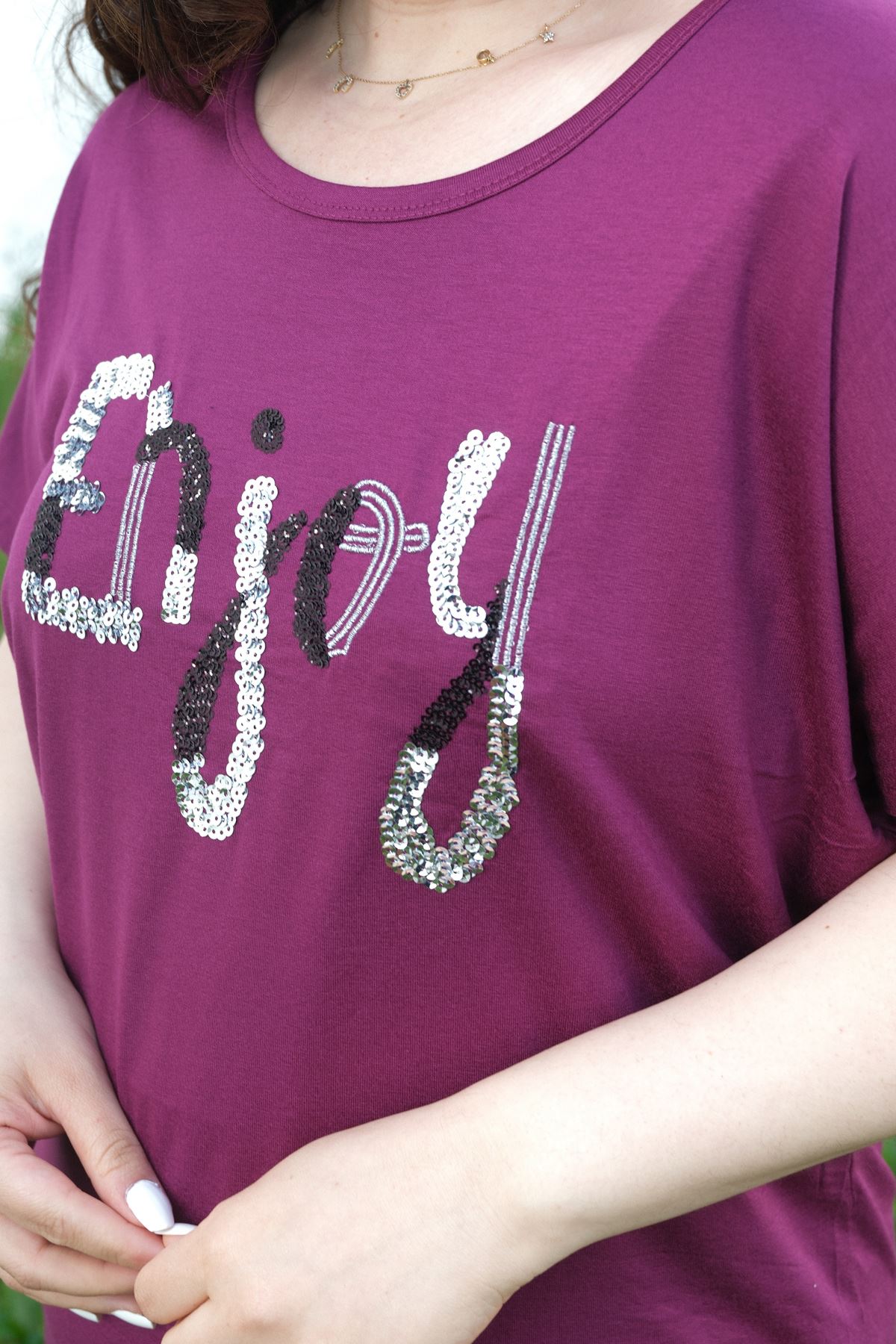 RENKTE BÜYÜK BEDEN ENJOY PULLU NAKIŞLI KIRMIZI BLUZ