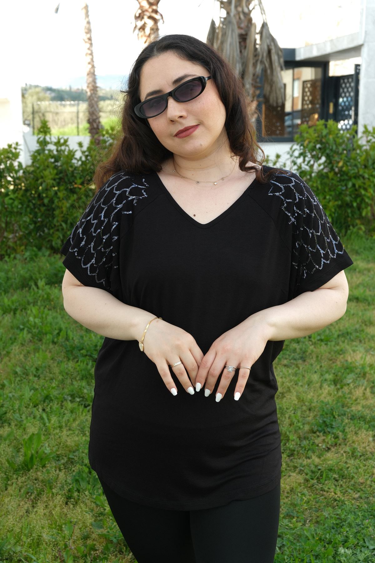 RENKTE BÜYÜK BEDEN KOLLARI PAYET PULLU SİYAH BLUZ