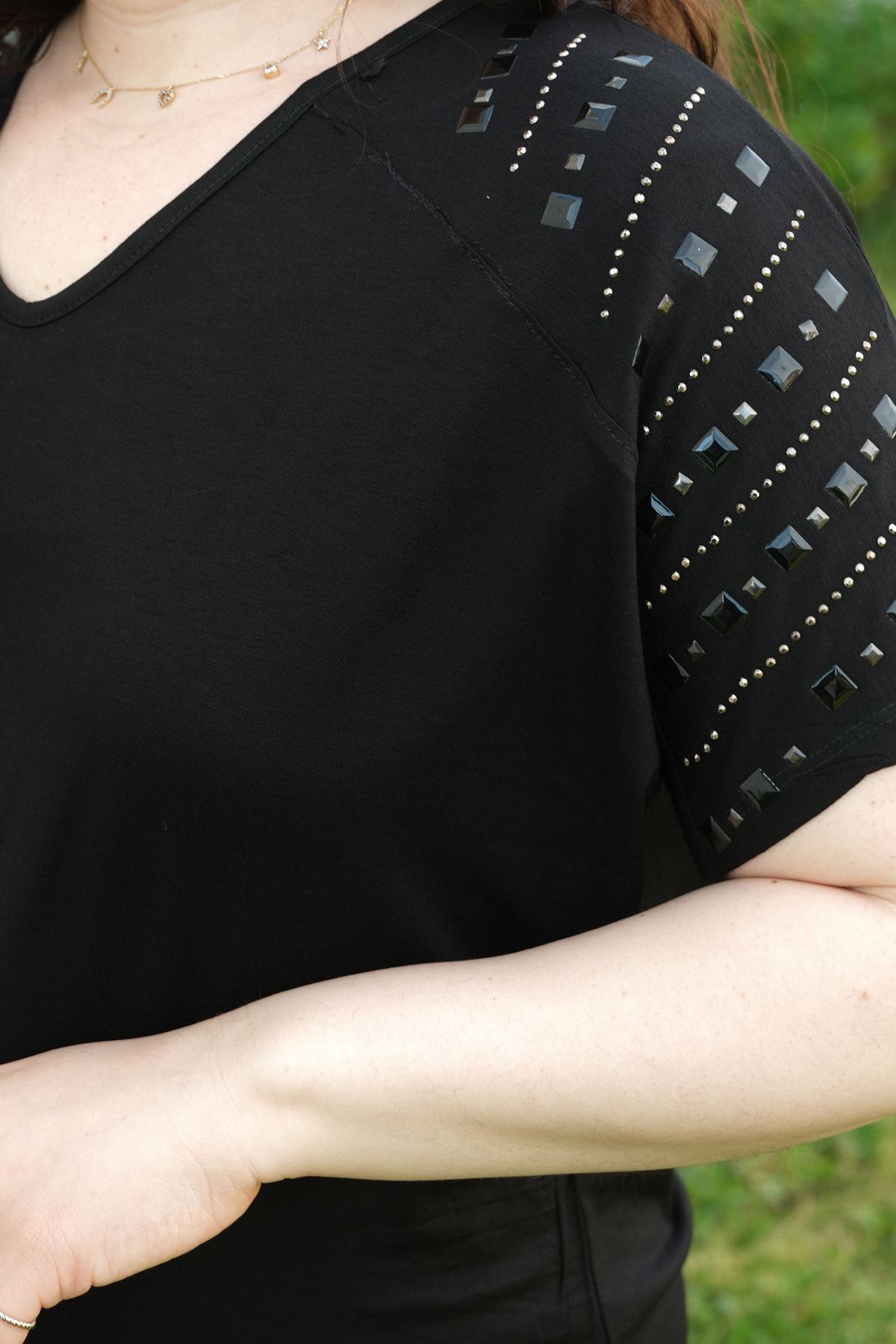 RENKTE BÜYÜK BEDEN OMUZLARI PARÇALI KARE TAŞLI SİYAH BLUZ