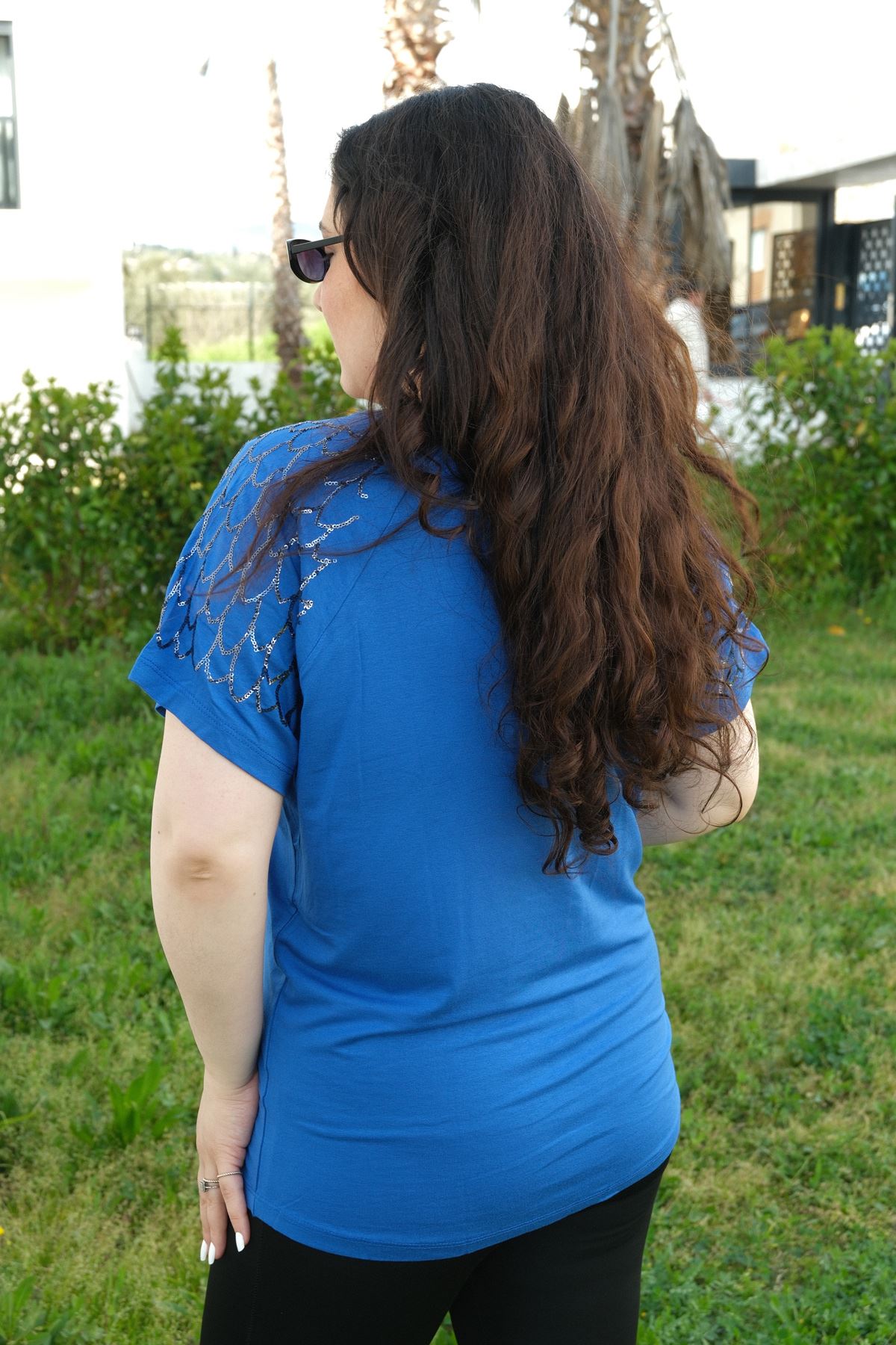 RENKTE BÜYÜK BEDEN KOLLARI PAYET PULLU SAKS BLUZ