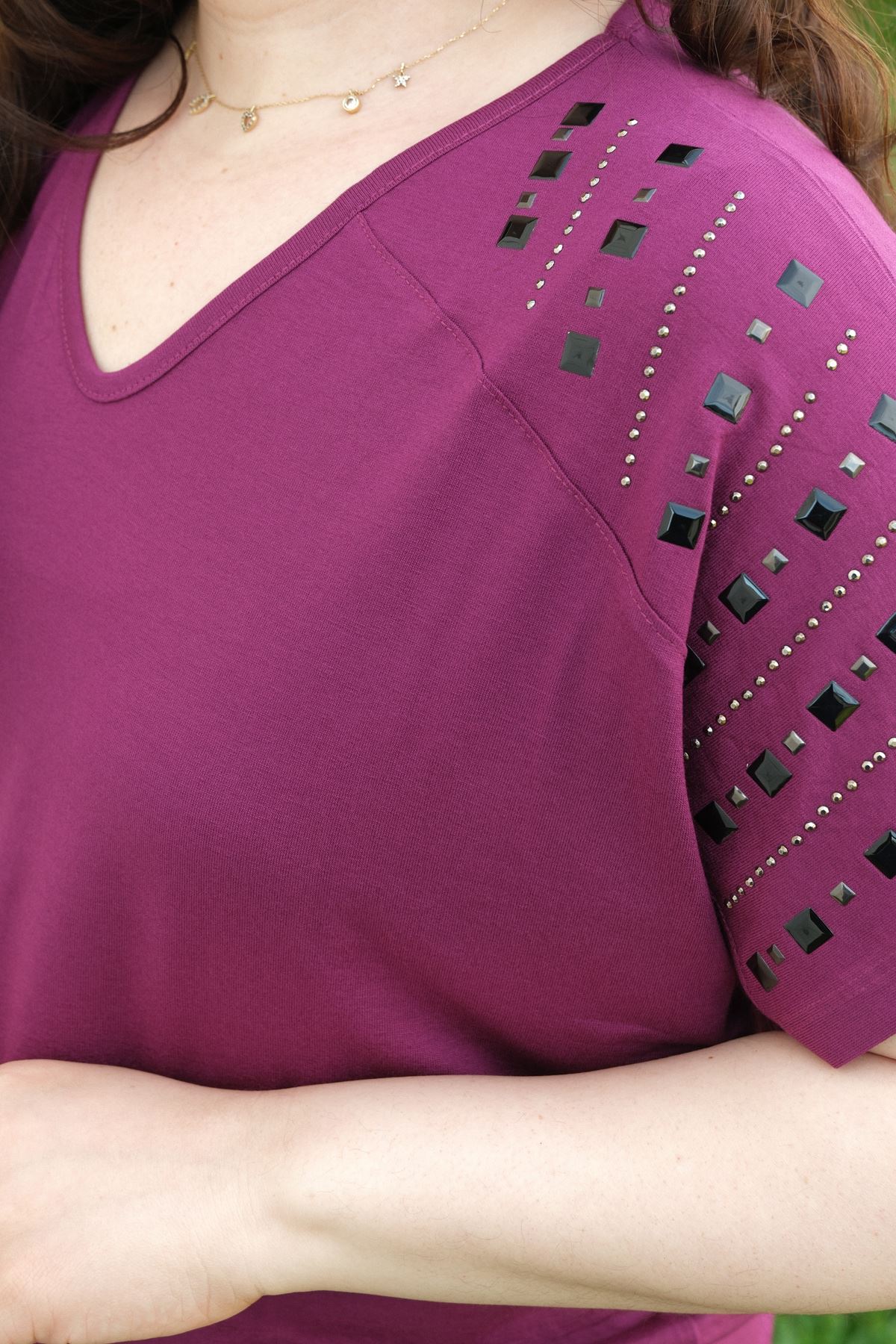 RENKTE BÜYÜK BEDEN OMUZLARI PARÇALI KARE TAŞLI MOR BLUZ