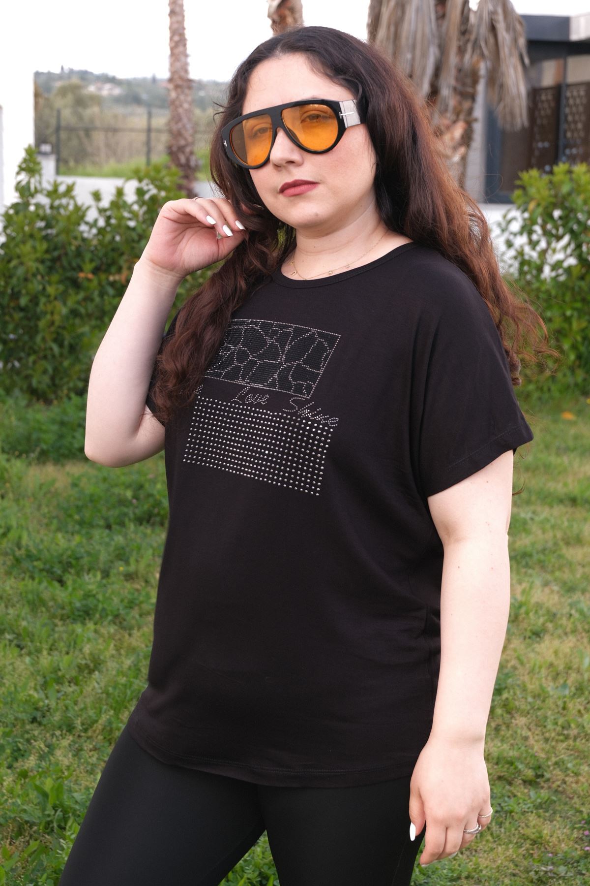 RENKTE YAZI VE NATURAL TAŞLI SİYAH BLUZ