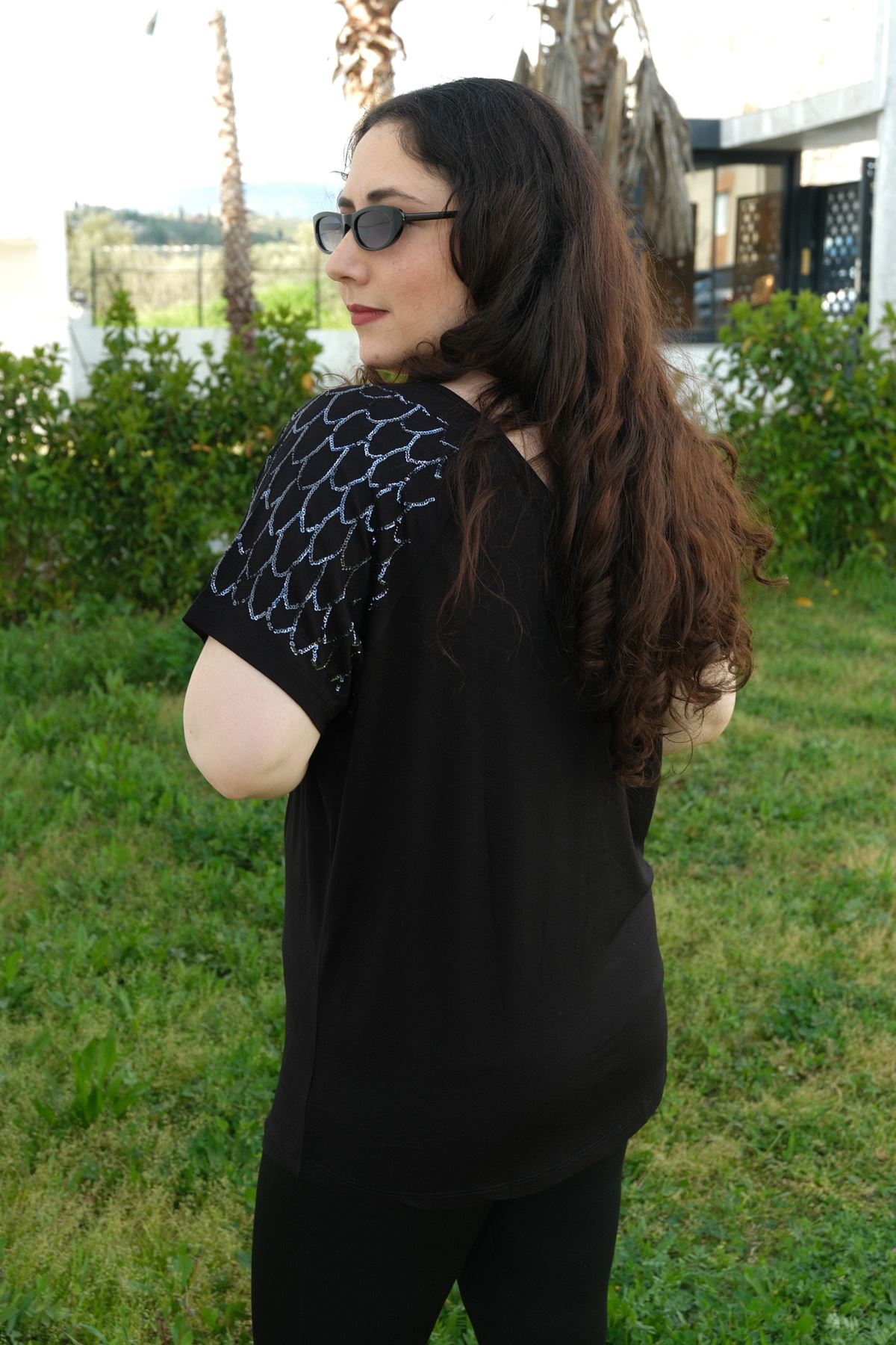 RENKTE BÜYÜK BEDEN KOLLARI PAYET PULLU SİYAH BLUZ