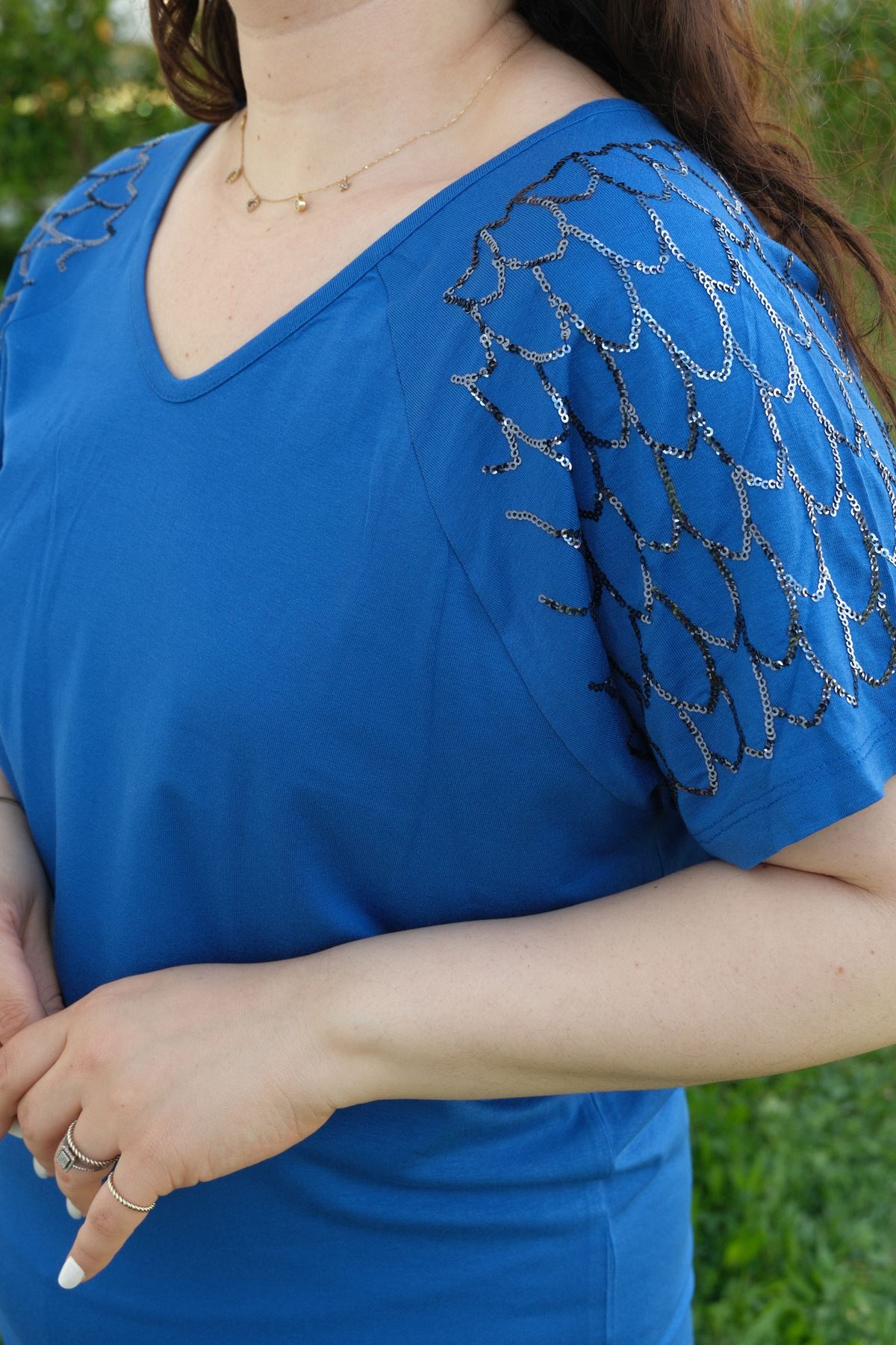 RENKTE BÜYÜK BEDEN KOLLARI PAYET PULLU SAKS BLUZ