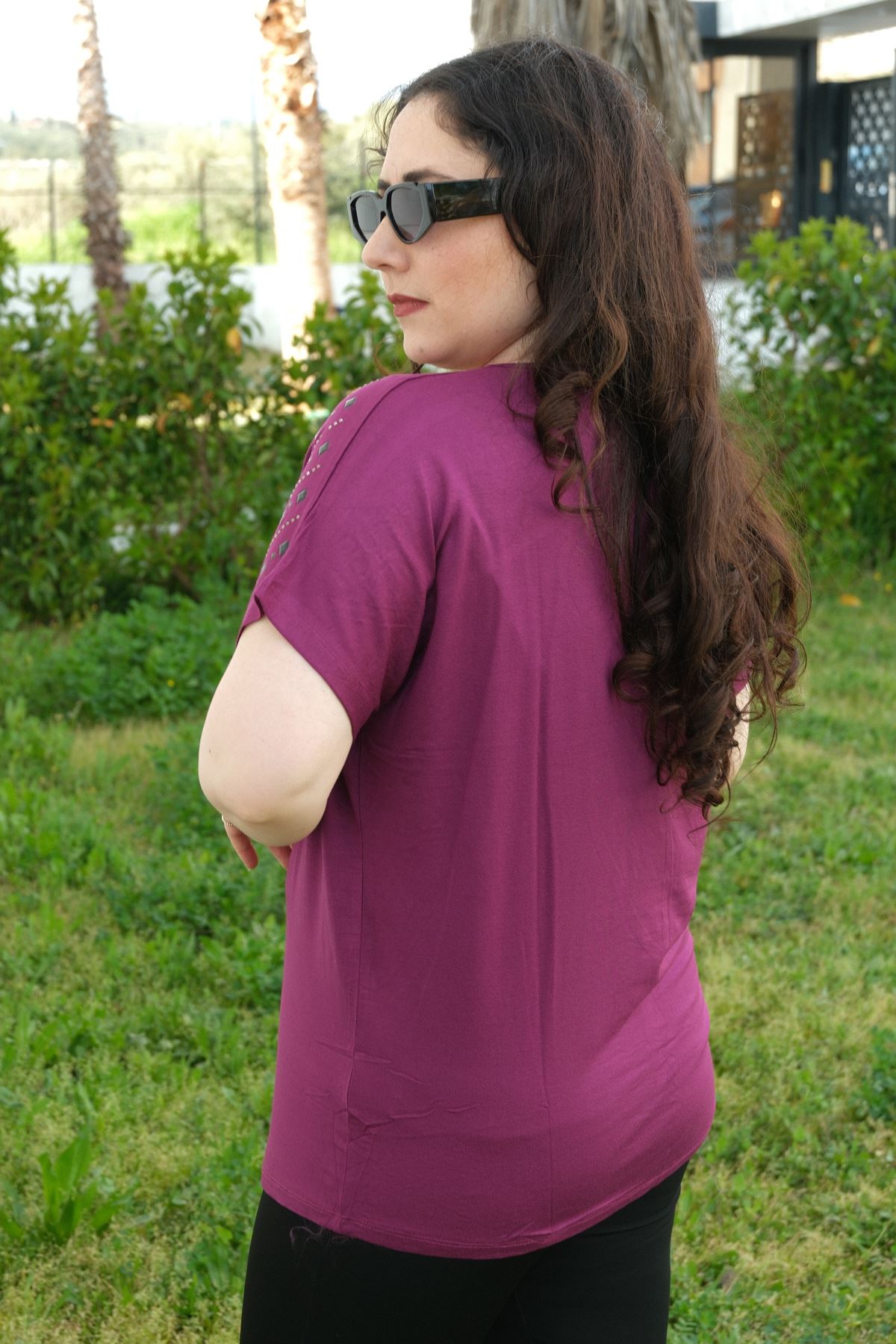 RENKTE BÜYÜK BEDEN OMUZLARI PARÇALI KARE TAŞLI MOR BLUZ