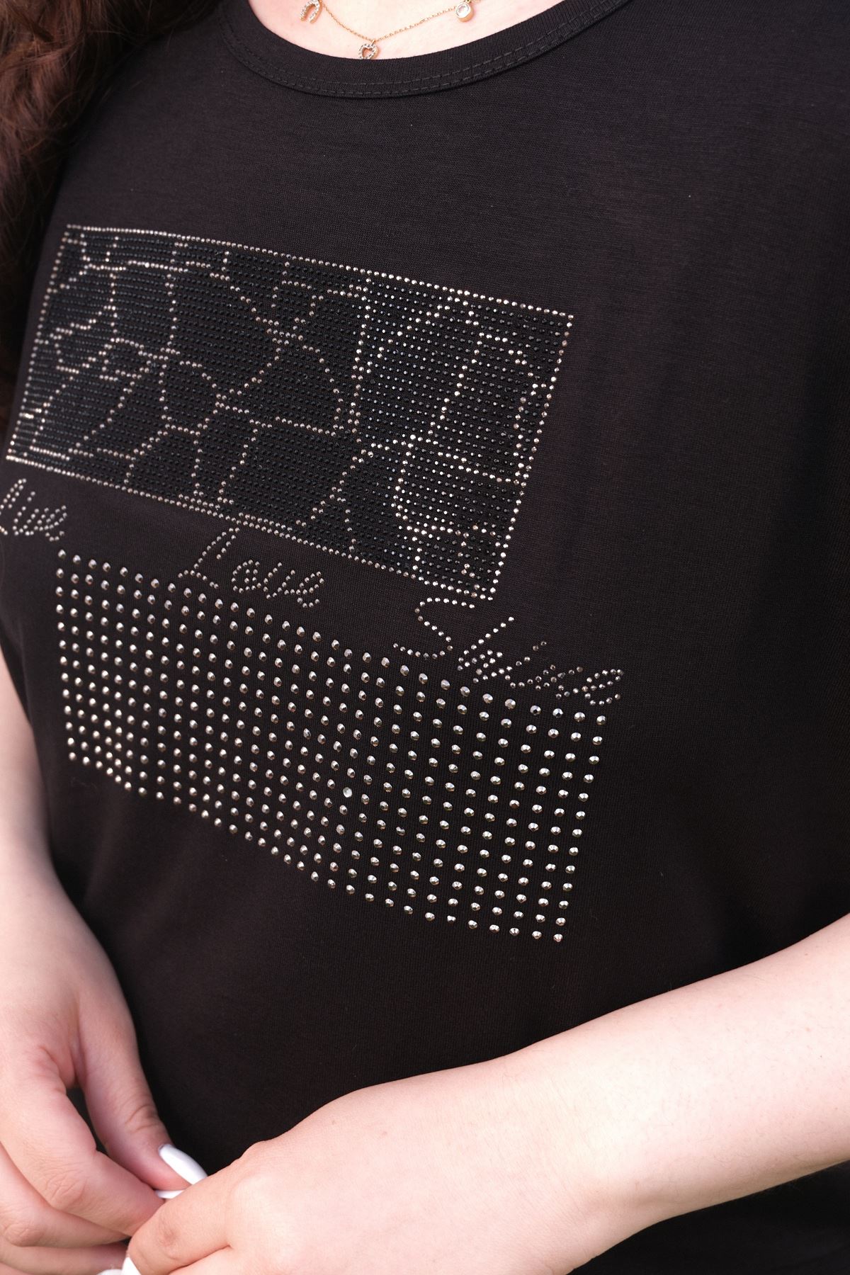 RENKTE YAZI VE NATURAL TAŞLI SİYAH BLUZ