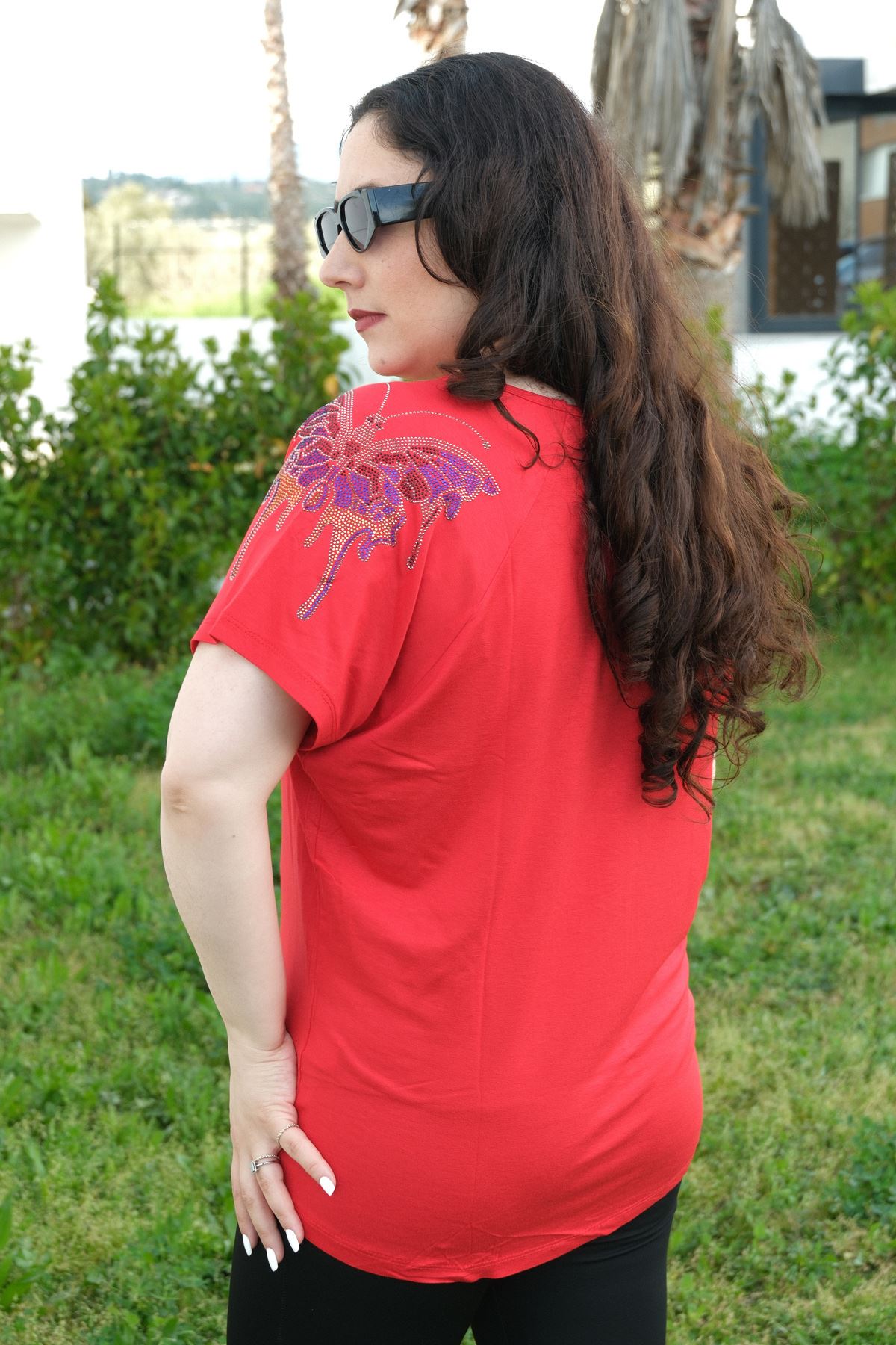 RENKTE BÜYÜK BEDEN OMUZLARI KELEBEK TAŞLI KIRMIZI BLUZ