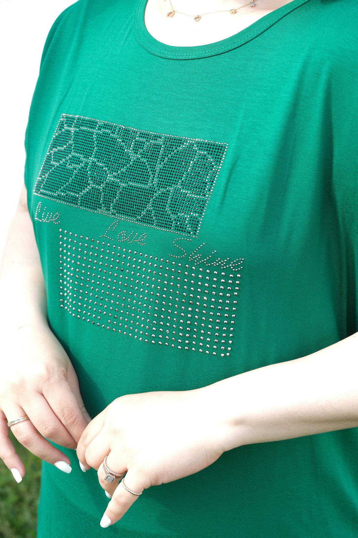 RENKTE YAZI VE NATURAL TAŞLI YEŞİL BLUZ