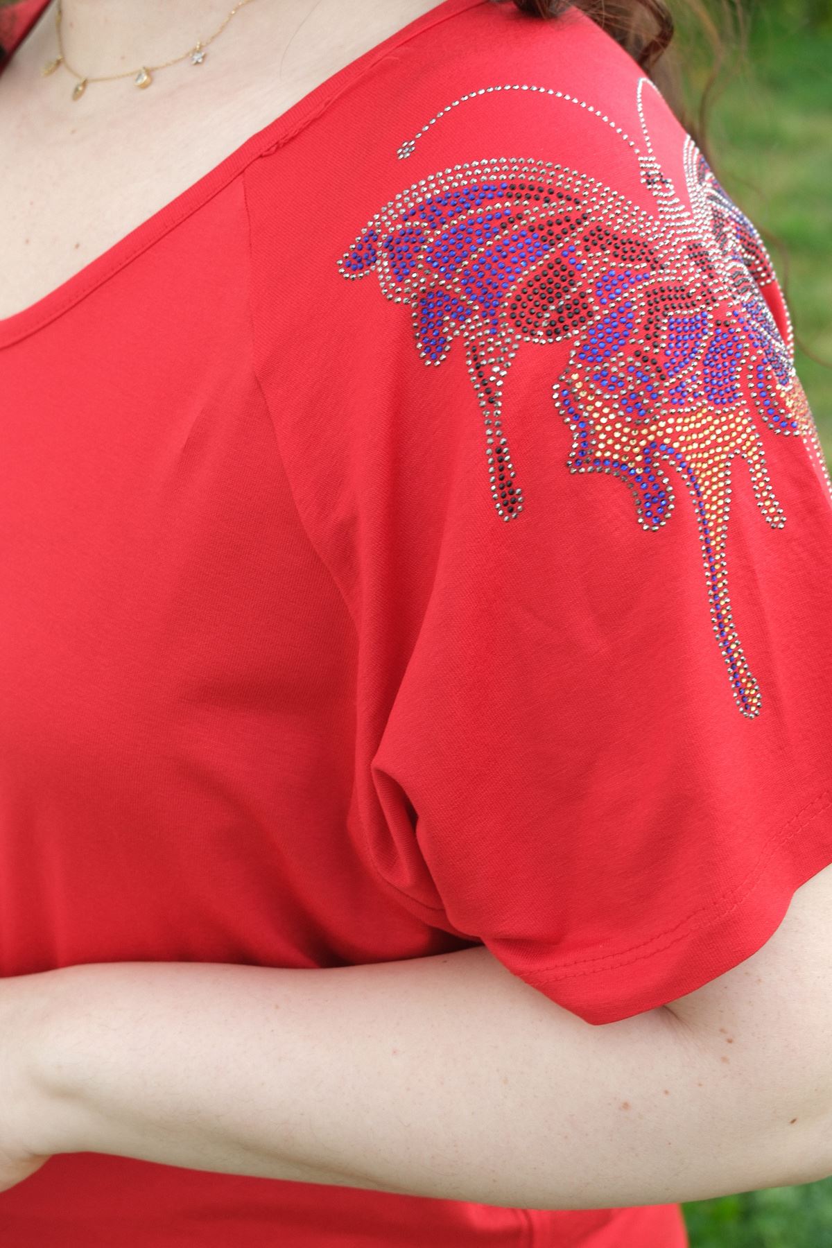 RENKTE BÜYÜK BEDEN OMUZLARI KELEBEK TAŞLI KIRMIZI BLUZ